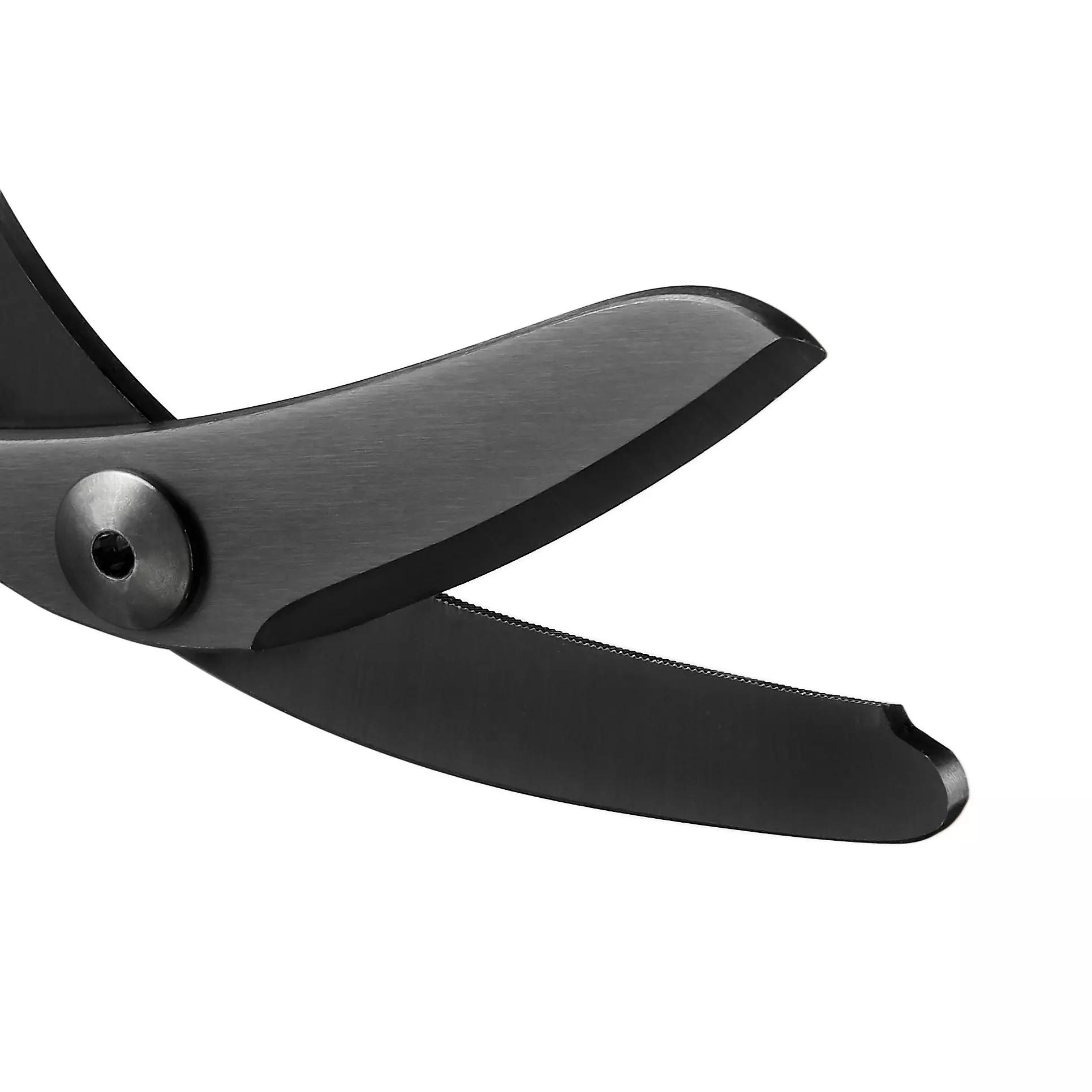 Die Traumaschere XSHEAR® - Schwarz mit gehärteten, silbernen Stahlklingen und mattschwarzem Soft-Touch-Griff ist im Anschnitt geöffnet dargestellt.