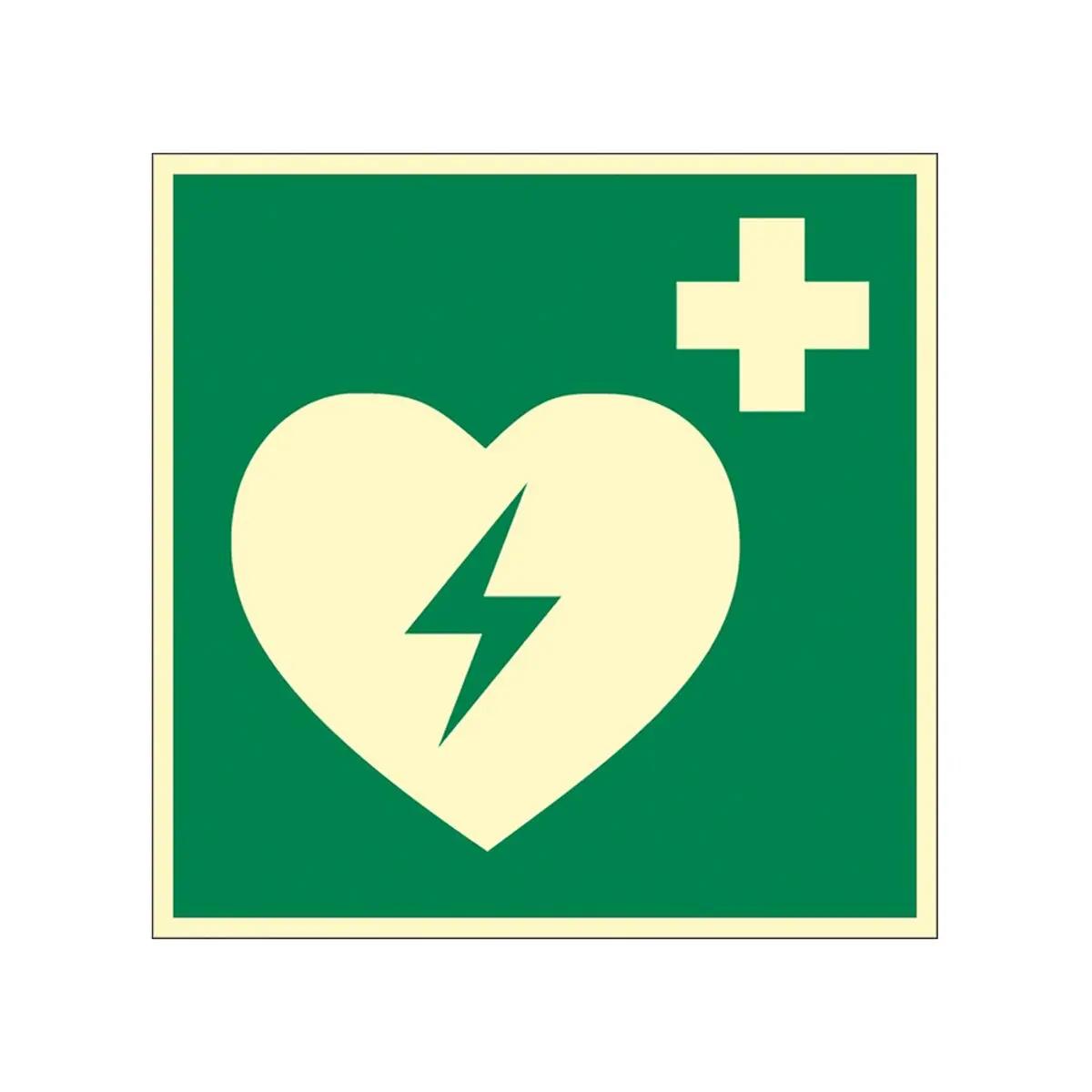 Grünes Rettungszeichen: Defibrillator mit weißem Herz, grünem Blitzsymbol und weißem Kreuz rechts oben signalisiert Standort eines Defibrillators.