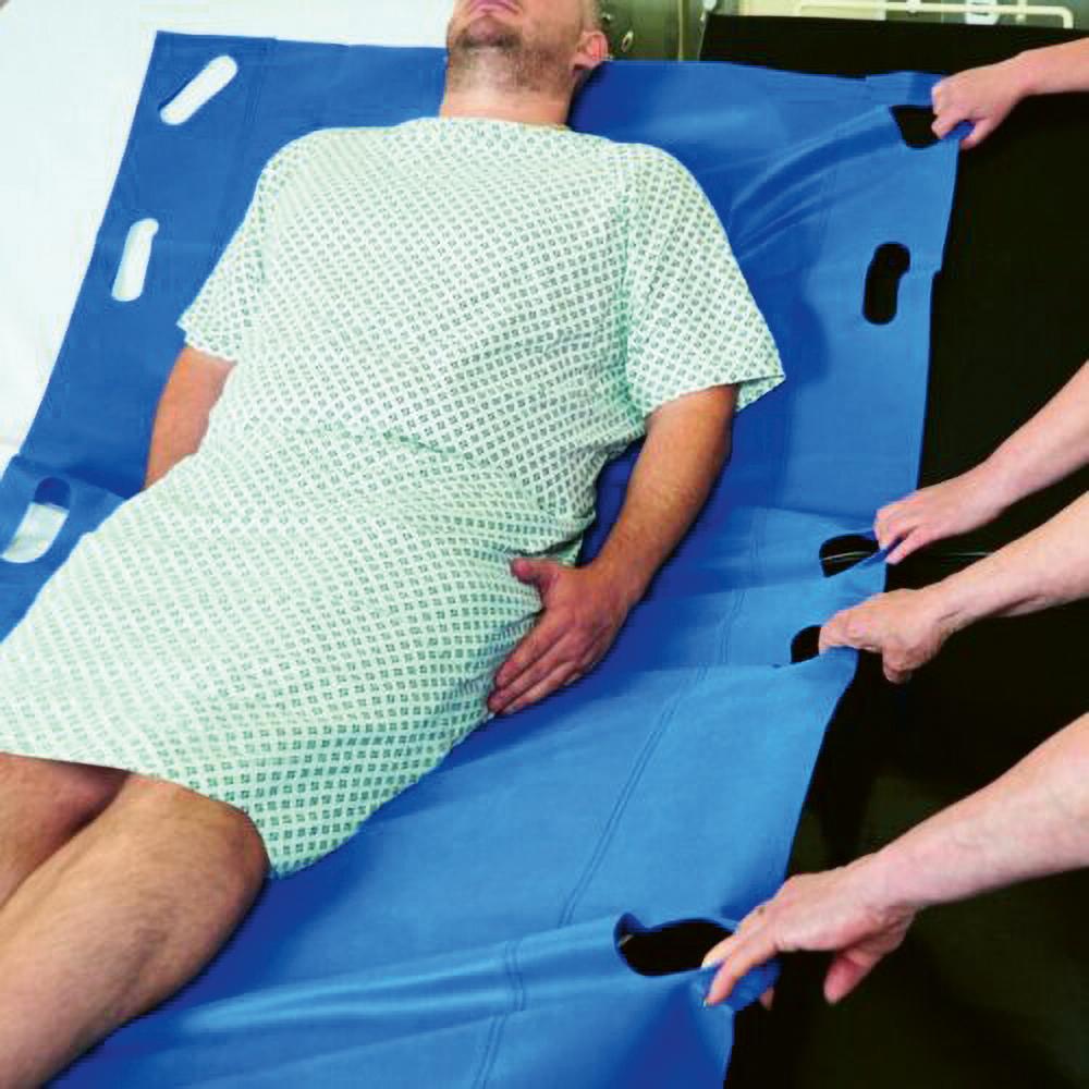 Eine Person liegt entspannt auf einem GBUK Banana Transfer Sheet, das als Patienten-Transfer-Unterlage zur seitlichen Umlagerung verwendet wird.