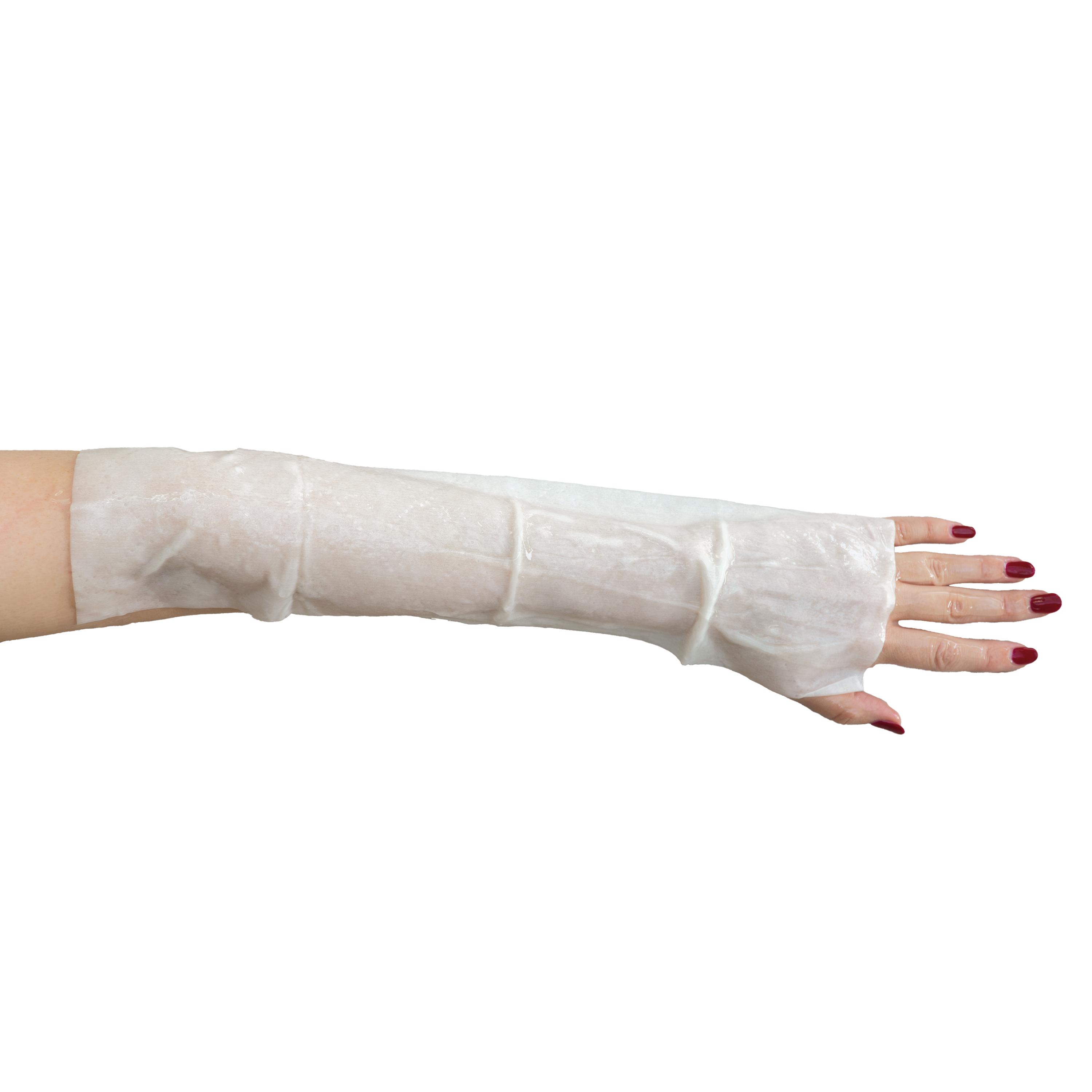 Eine Hand mit dunkel lackierten Nägeln ist mit einer flexiblen WERO BurnAway® Verbrennungskompresse am Unterarm verbunden.