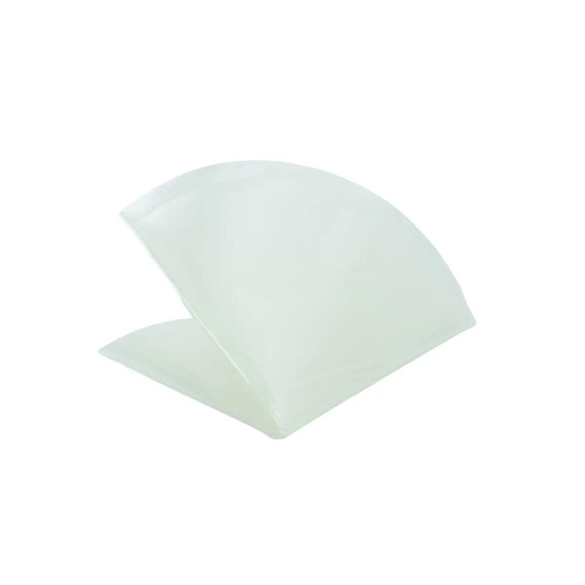 Ein einzelnes Beacon™ Chest Seal - non_vented mit glatter, hellgrüner Oberfläche und charakteristisch geschwungener Form liegt geöffnet da.