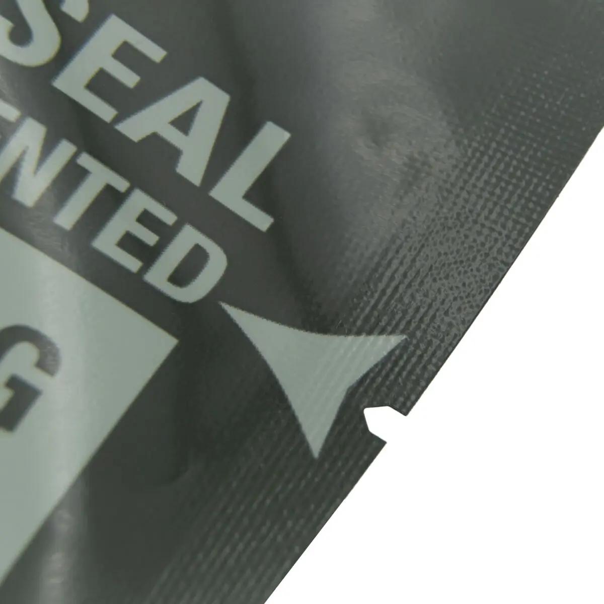 Nahaufnahme eines Beacon™ Chest Seal Combo - Kombination, 2 Stk, im schwarzen, texturierten Beutel mit verschlossener Versiegelung und weißem Aufdruck.