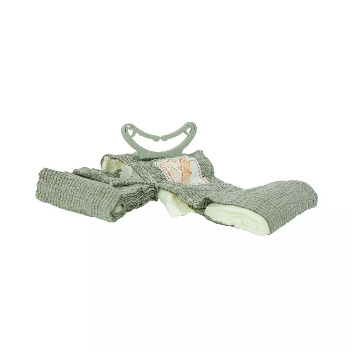 Eine aufgerollte T3 Bandage™ mit grauer Mullbinde und Kunststoff-Clip, sichtbarem Notfalldruckverband und beschriftetem Etikett.