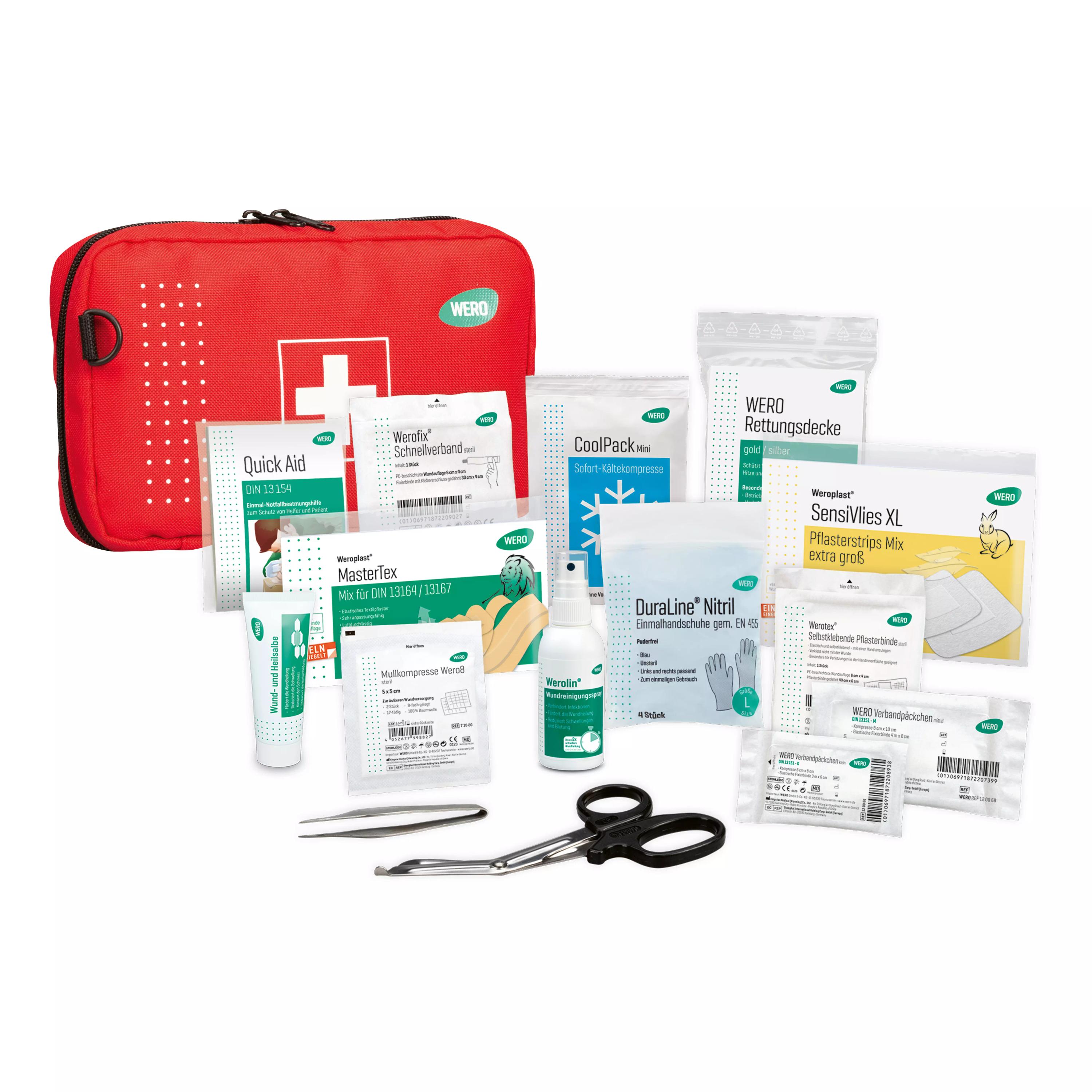 Outdoor Erste-Hilfe-Set WERO On-Tour mit robustem Nylonetui, vielfältigen Pflastern, Verbänden, Schere und Splitterpinzette ordentlich angeordnet.