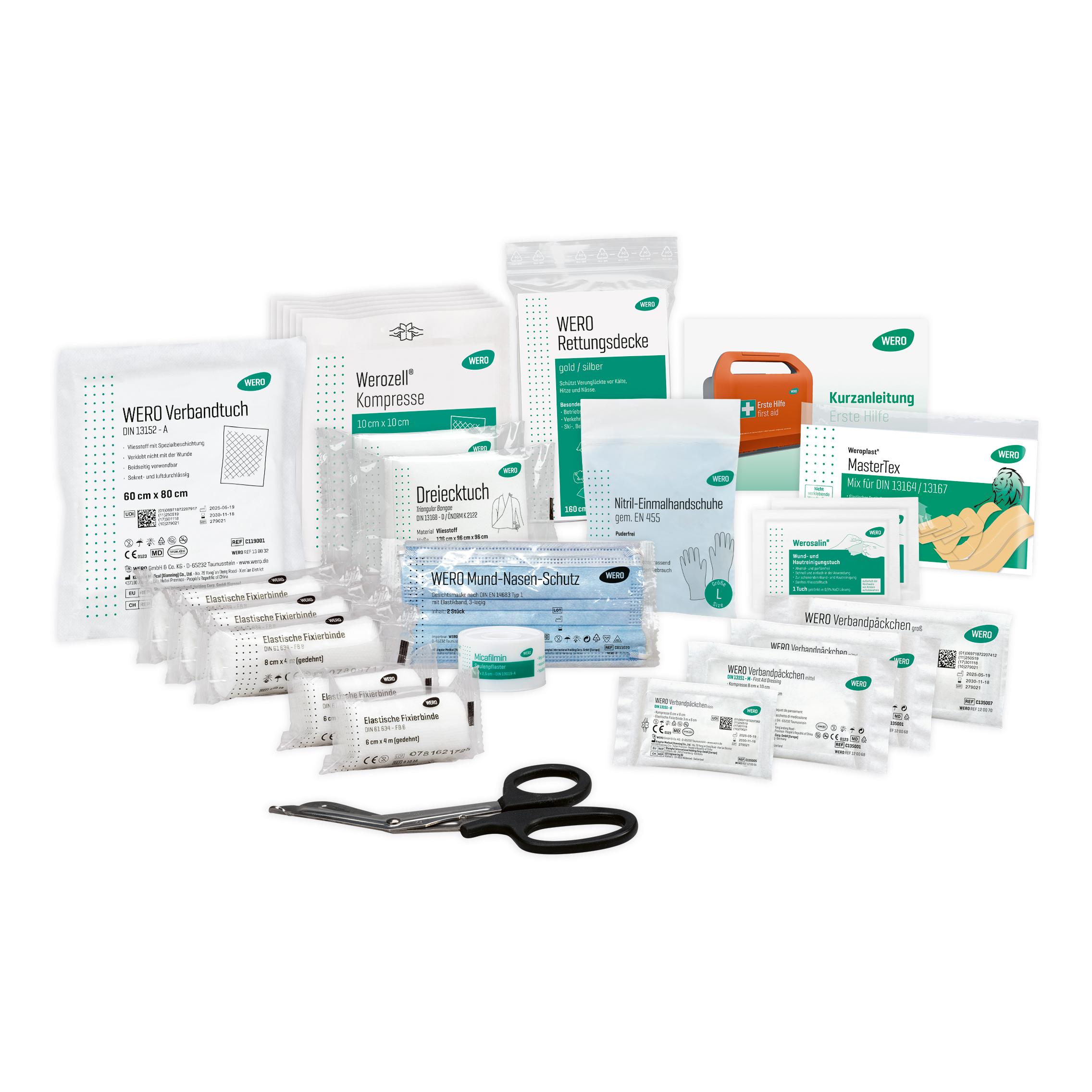 Verschiedene Erste-Hilfe-Produkte in Grün und Weiß, inklusive Bandagen, Schere und antiseptischen Tüchern, sorgfältig angeordnet.