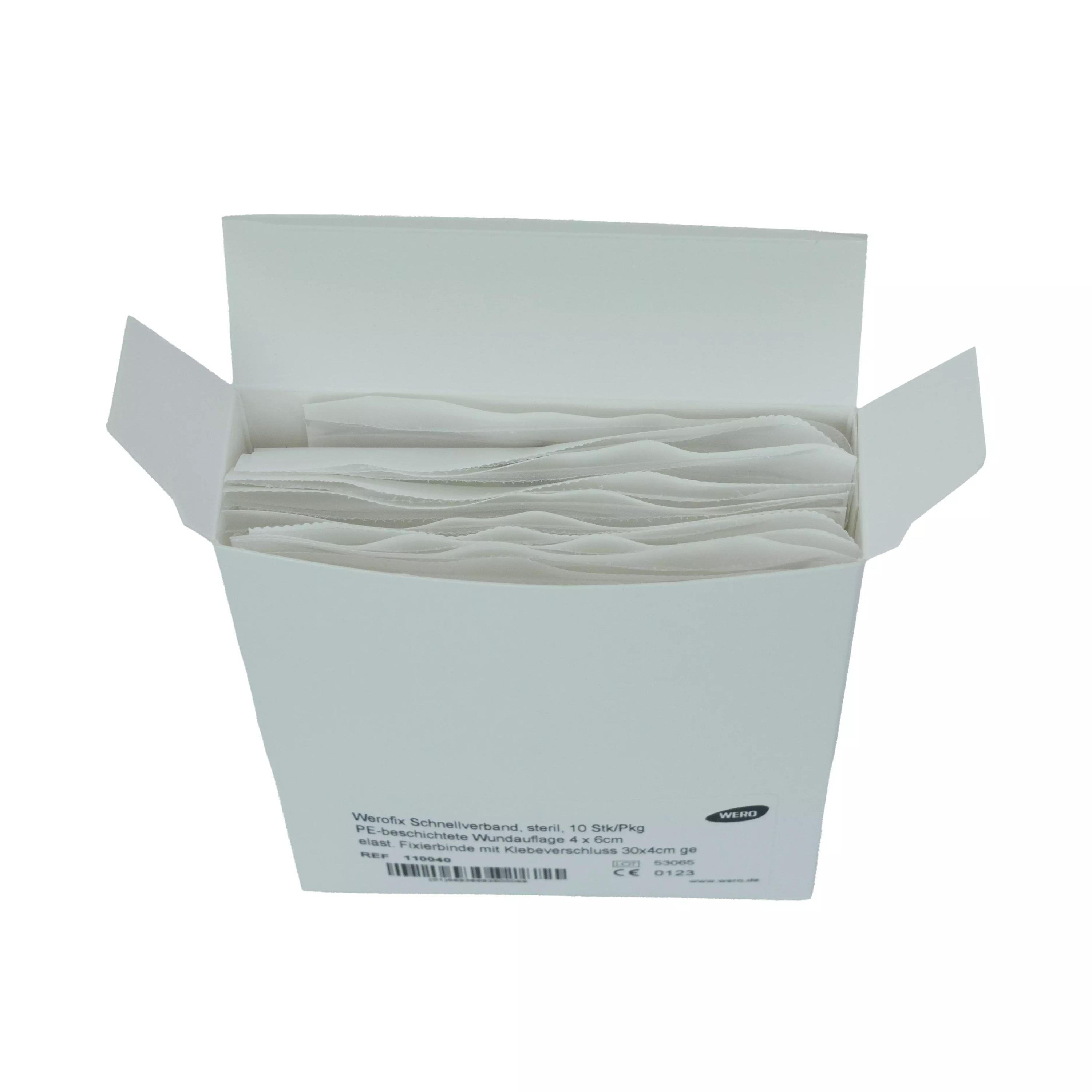 Offene Verpackung mit zehn Werofix® Schnellverband, steril; saugstarke 4x6 cm Wundauflagen, beschichtete Pads gestapelt in Fächern