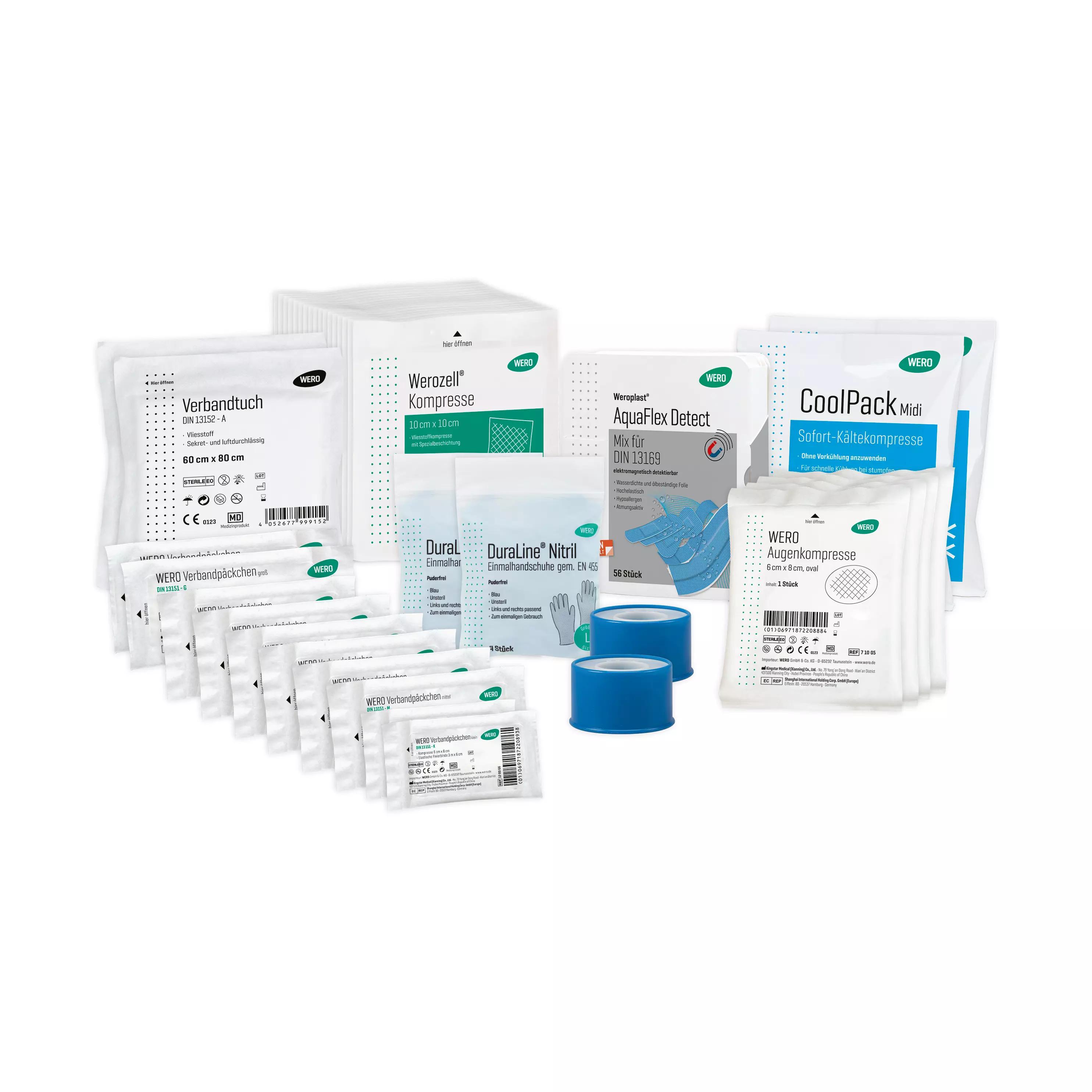 Mehrere sterile WERO Austausch-Sets DIN 13169, detektierbar, mit weiß-grüner Verpackung und verschiedenen Bandagen sowie blauen Behältern, flach ausgelegt.