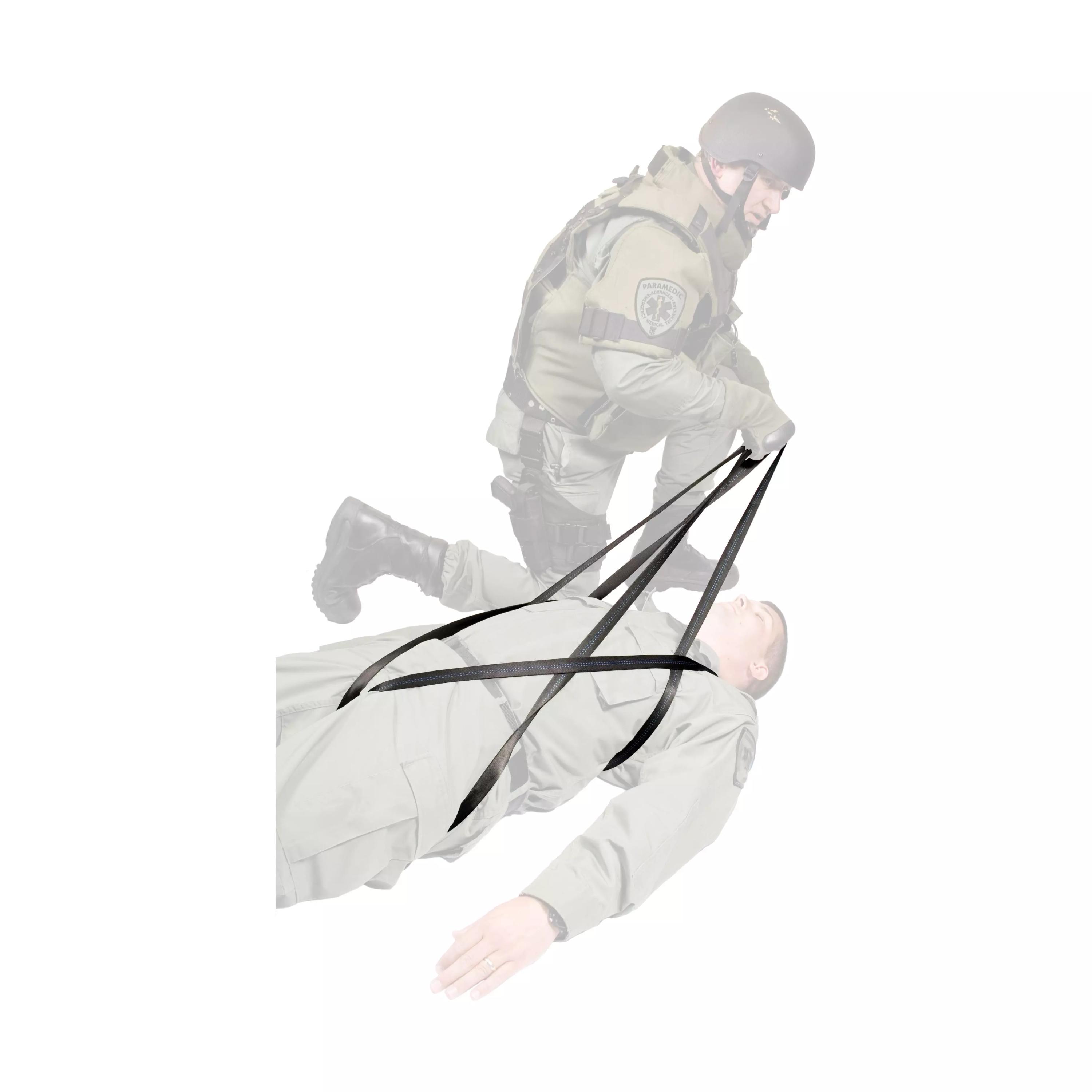 Ein NAR Hasty Harness Rettungsgurt wird von einer Person im Einsatz genutzt, um eine am Boden liegende Person mithilfe des vielseitigen Mehrzweckgurts mit hoher Bruchfestigkeit und robuster 100%-Nylon-Konstruktion zu ziehen.