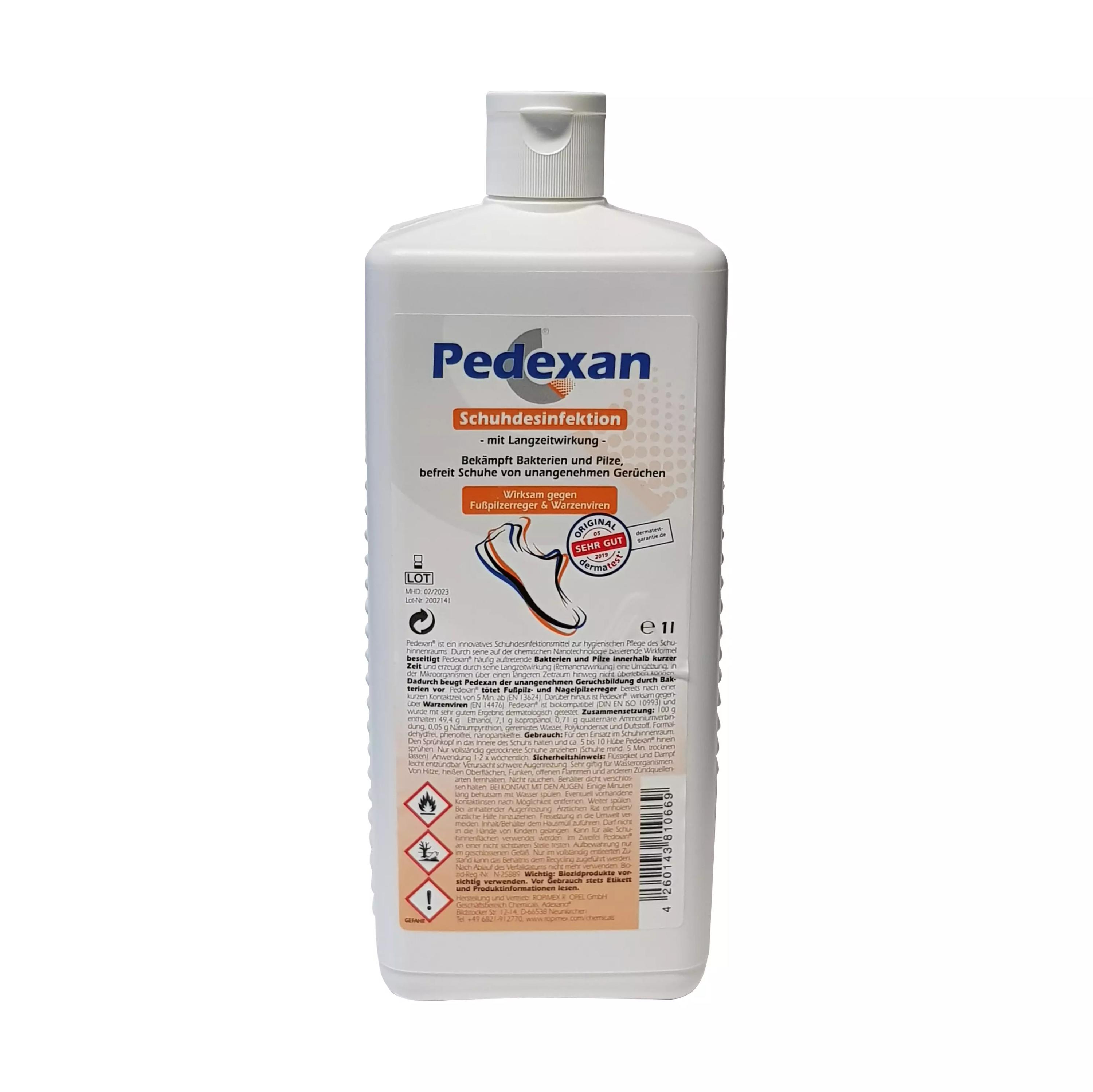 Eine weiße 1-Liter-Flasche Pedexan® Schuhdesinfektion mit orangefarbener Beschriftung, Drehverschluss und Angaben zur effektiven Bakterien- sowie Geruchsbeseitigung.