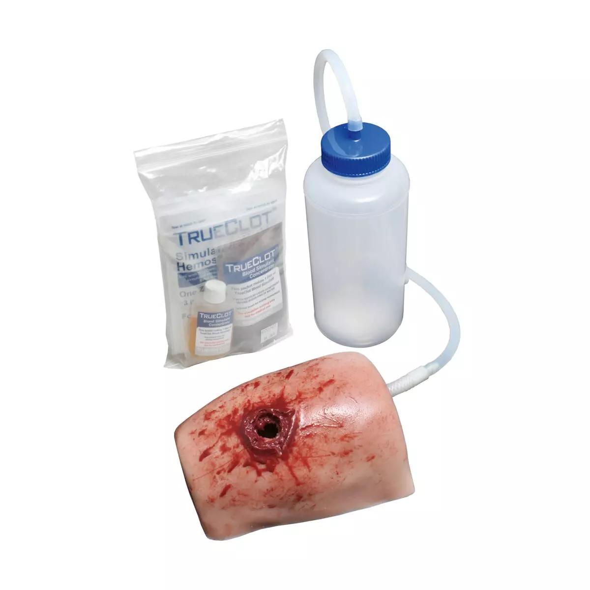 Das TrueClot® Wound Packing Task Trainer Schusswunden - Schusswunde Set zeigt Modellbein mit Schusswunde, Kunstblut, sowie Zubehör zur realistischen Trainingssimulation.