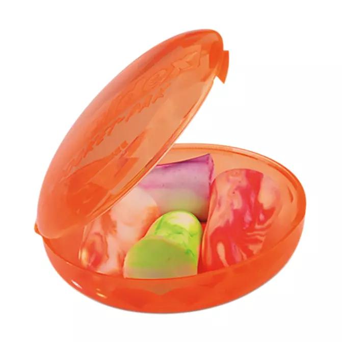 Vier bunte Gehörschutzstöpsel Moldex® Spark Plugs® Soft aus Polyurethan in Universalgröße liegen offen in einem orangen PocketPak-Etui.