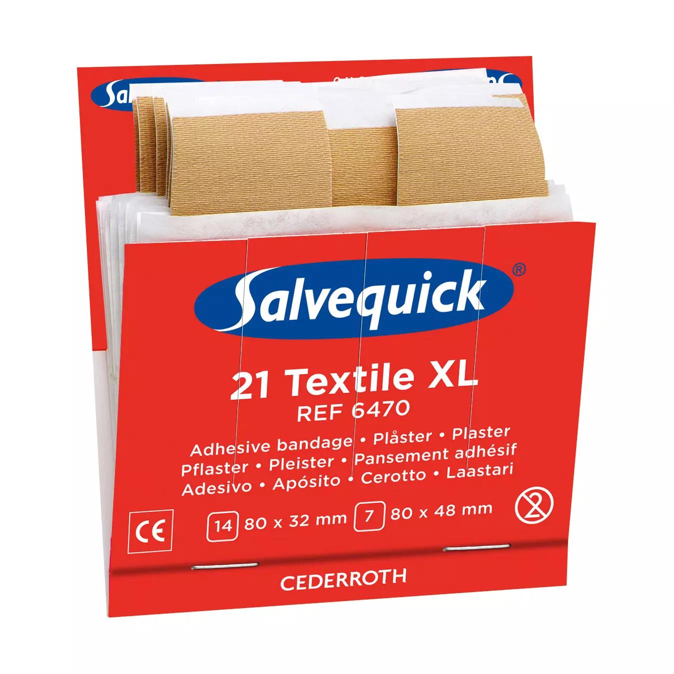 Ein roter Karton Salvequick® Pflaster-Abschnitte, elastisch steht aufrecht, zeigt einzeln verpackte, beige Pflaster zum schnellen Entnehmen mit einer Hand.