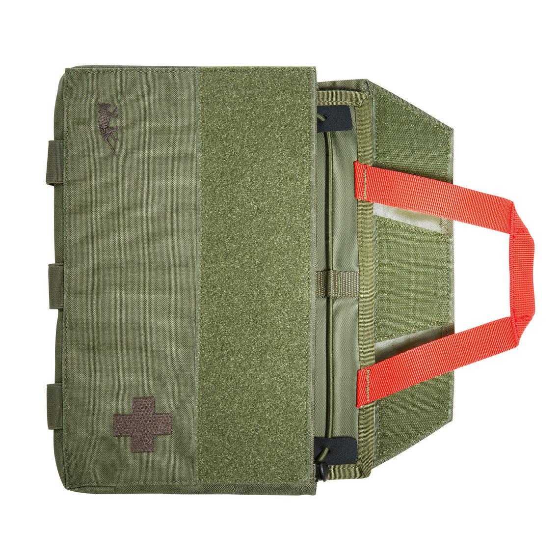 Grüne TT IFAK Pouch Erste-Hilfe-Tasche aus robustem Material mit rotem Tragegriff, Schnellzugriff und braunem Kreuzsymbol auf der Vorderseite.