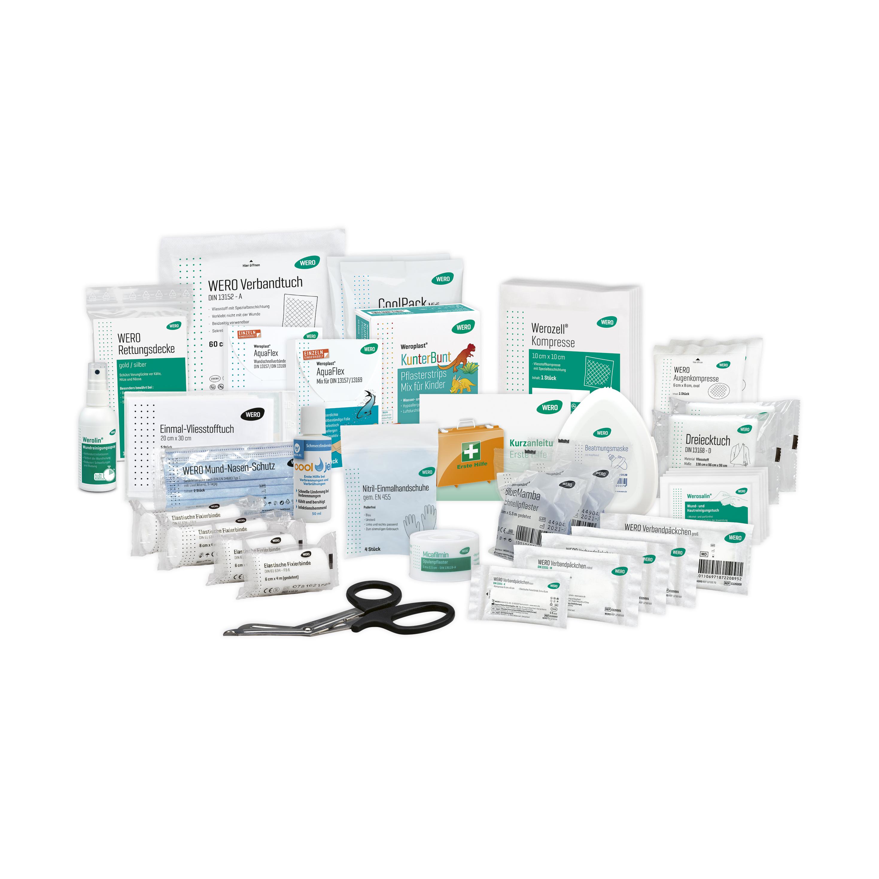 Eine geöffnete WERO Sanitätstasche Schwimmbad - Sonderfüllung inkl. DIN 13157, bestückt mit Pflastern, Kompressen, Beatmungsmaske und Schere.