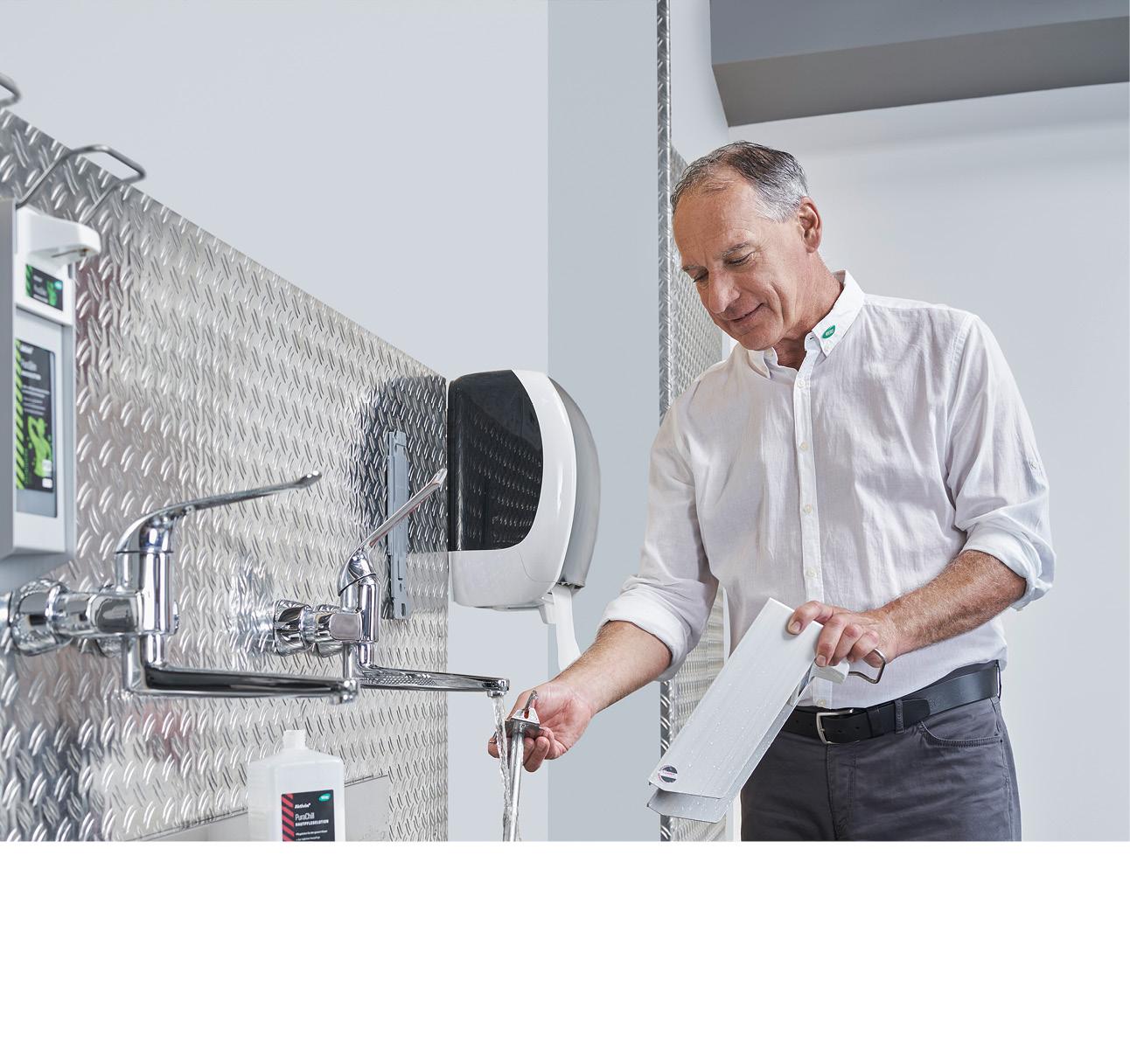 WERO Mitarbeiter bei der Reinigung eines WERO Spendersystems