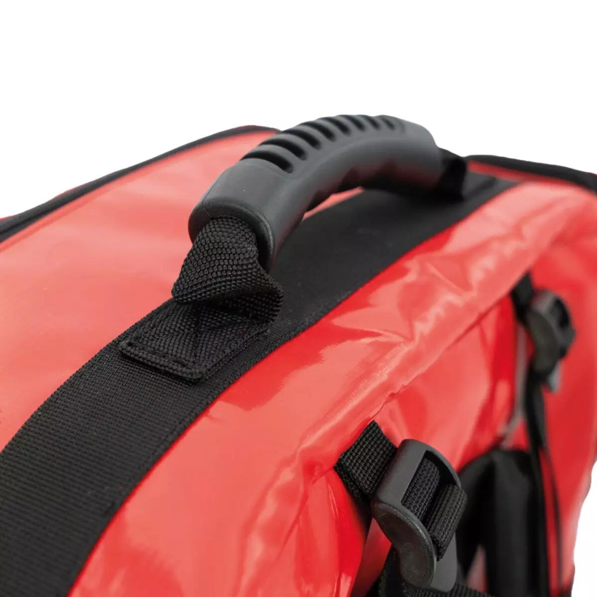 Ein roter HAN-LIFE Rettungsrucksack PARAMEDIC PLUS aus PVC-beschichtetem Polyester mit schwarzen, ergonomischen Tragegurten und seitlichen Schnallen.