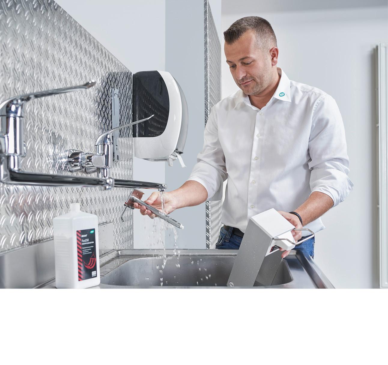 WERO Mitarbeiter bei der Reinigung eines WERO Spendersystems