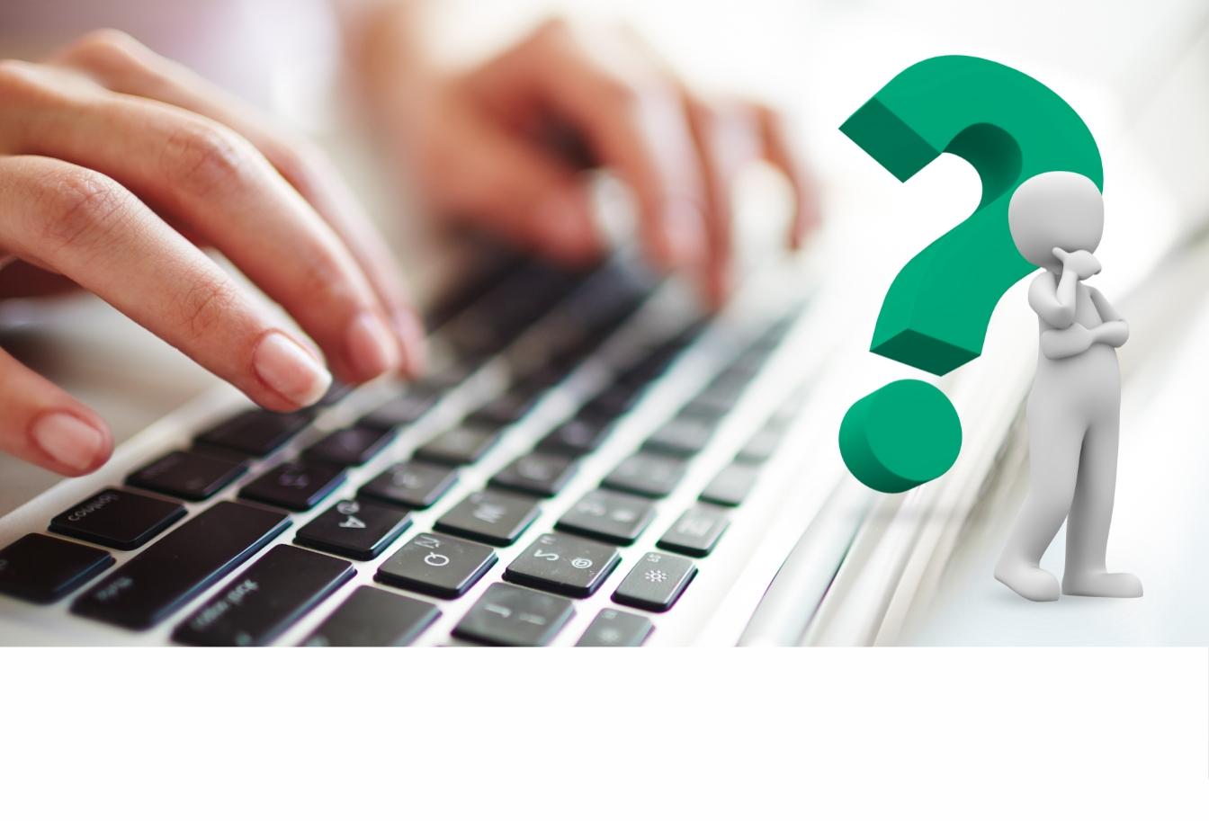 Eine Person tippt auf einer hellgrauen Laptop-Tastatur, während eine 3D-Fragefigur neben ihr steht und Neugier symbolisiert.