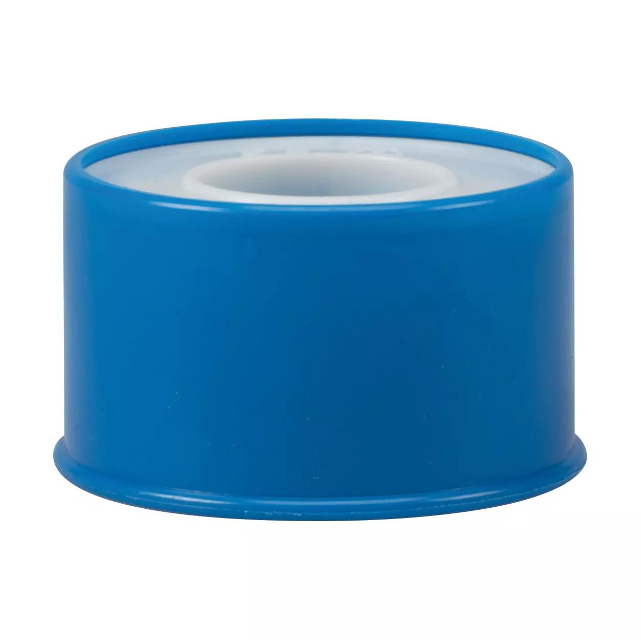 Eine blaue Rolle Micaplast® -Spulenpflaster, wasserabweisend, mit latexfreiem Polyacrylatkleber, steht aufrecht und zeigt ihr schlichtes Design.
