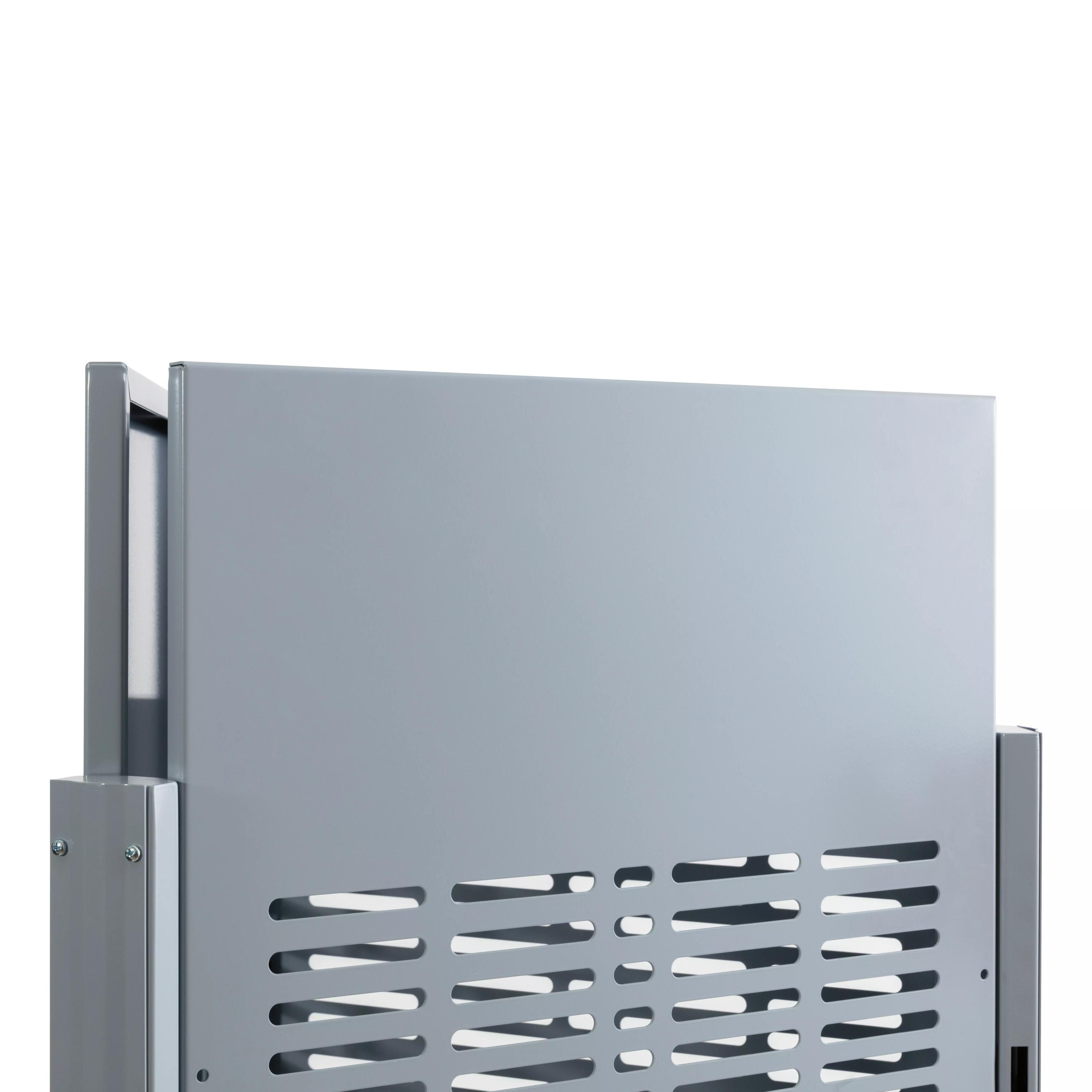 Alt-Text: Das Weroflex® Station - 3-Seiten Komplett-Set ist ein grauer Metallschrank mit belüfteter Front und horizontalen Lüftungsschlitzen für flexible Bestückung.