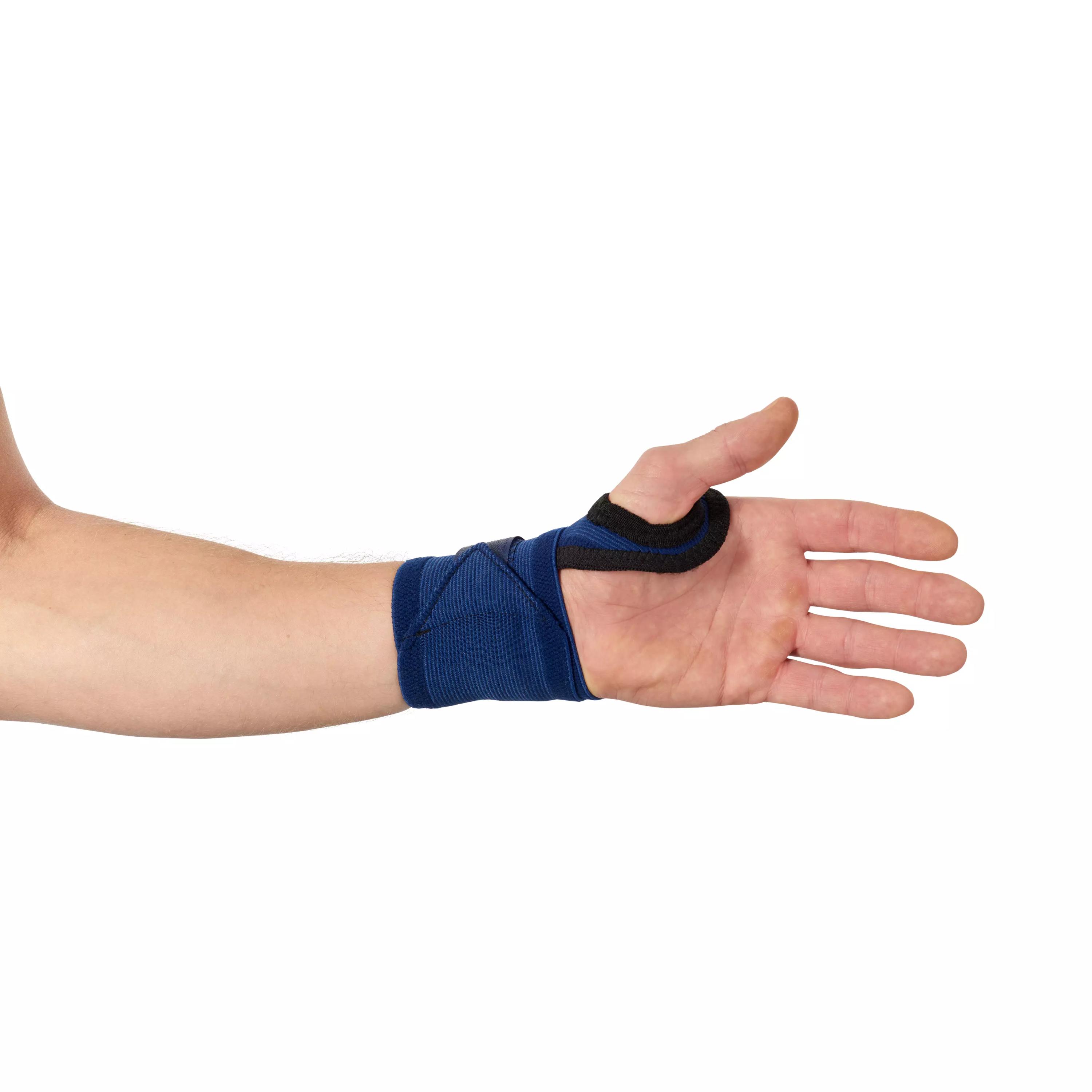 Eine Hand trägt die Handgelenkbandage WERO Sanit® Supra mit Daumenschlaufe aus blauem Baumwollmischgewebe und schwarzem Stützband zur Stabilisierung.