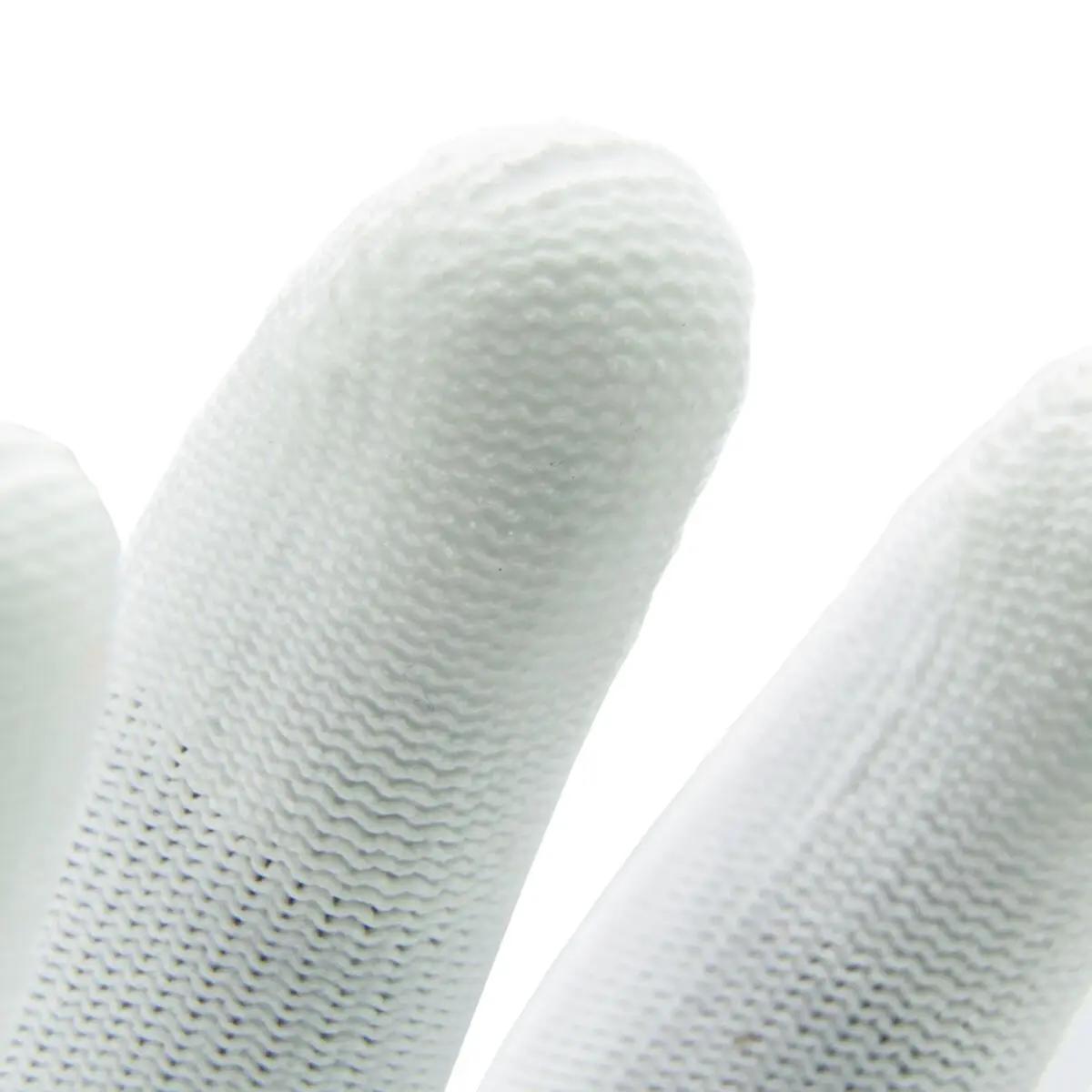 Zwei weiße Finger im Feinstrickhandschuh WERO TipTop, zeigen die feine Struktur, ideal für Arbeiten mit Feingefühl und sichtbarer Reinheit.