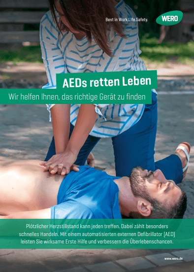 Poster mit zwei Personen bei Herzdruckmassage und Text "AEDs retten Leben" zur Information über Defibrillatoren am Arbeitsplatz