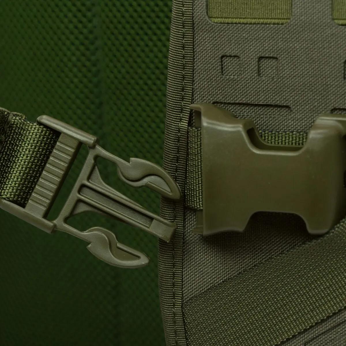 Ein PARAMEDYK® Notfallrucksack - Oliv zeigt eine Polyamid-Gurt mit ITW NEXUS Kunststoffschnalle auf der CORDURA-Oberfläche mit Camouflage-Muster.