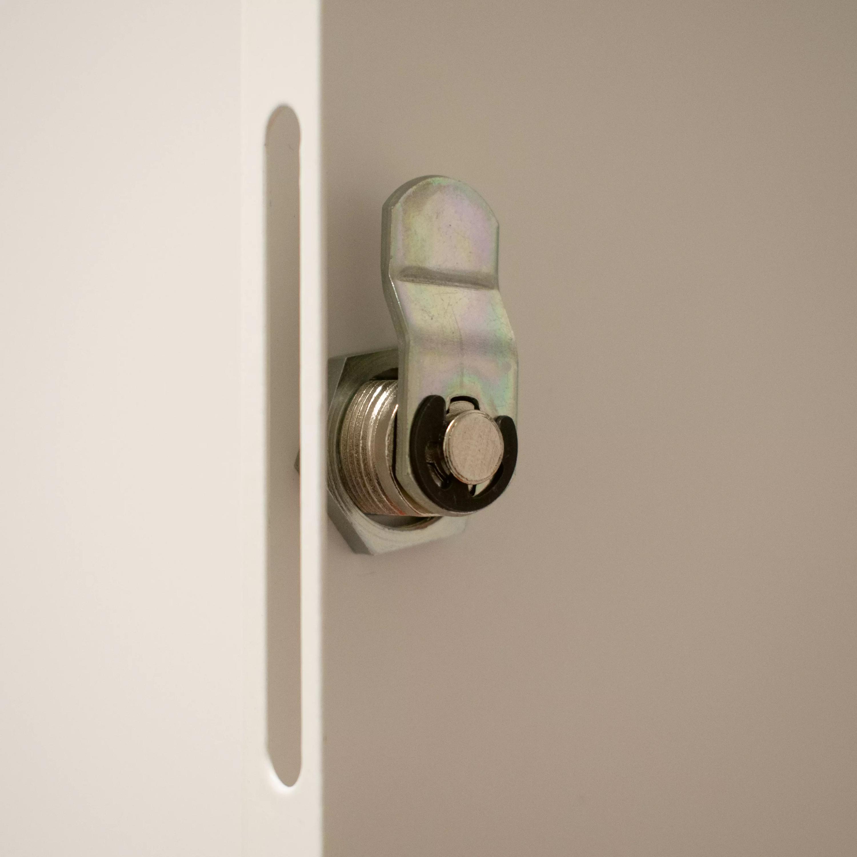 Nahaufnahme eines montierten Ersatz-Drehknopfs für WERO Verbandschränke aus Metall, befestigt an weißer Oberfläche mit sichtbarem Riegel.