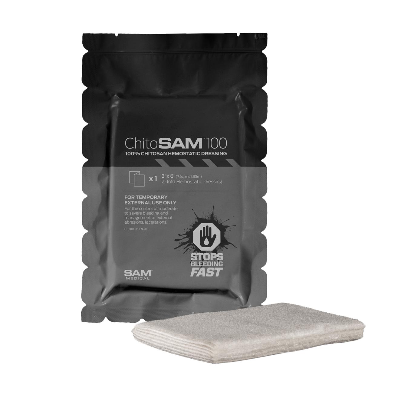 ChitoSAM® 100 - Gauze, 183 cm in schwarzer Verpackung mit weißer Aufschrift; als 100 % Chitosan-Hämostatikum mit hoher Absorptionskapazität ausgezeichnet.