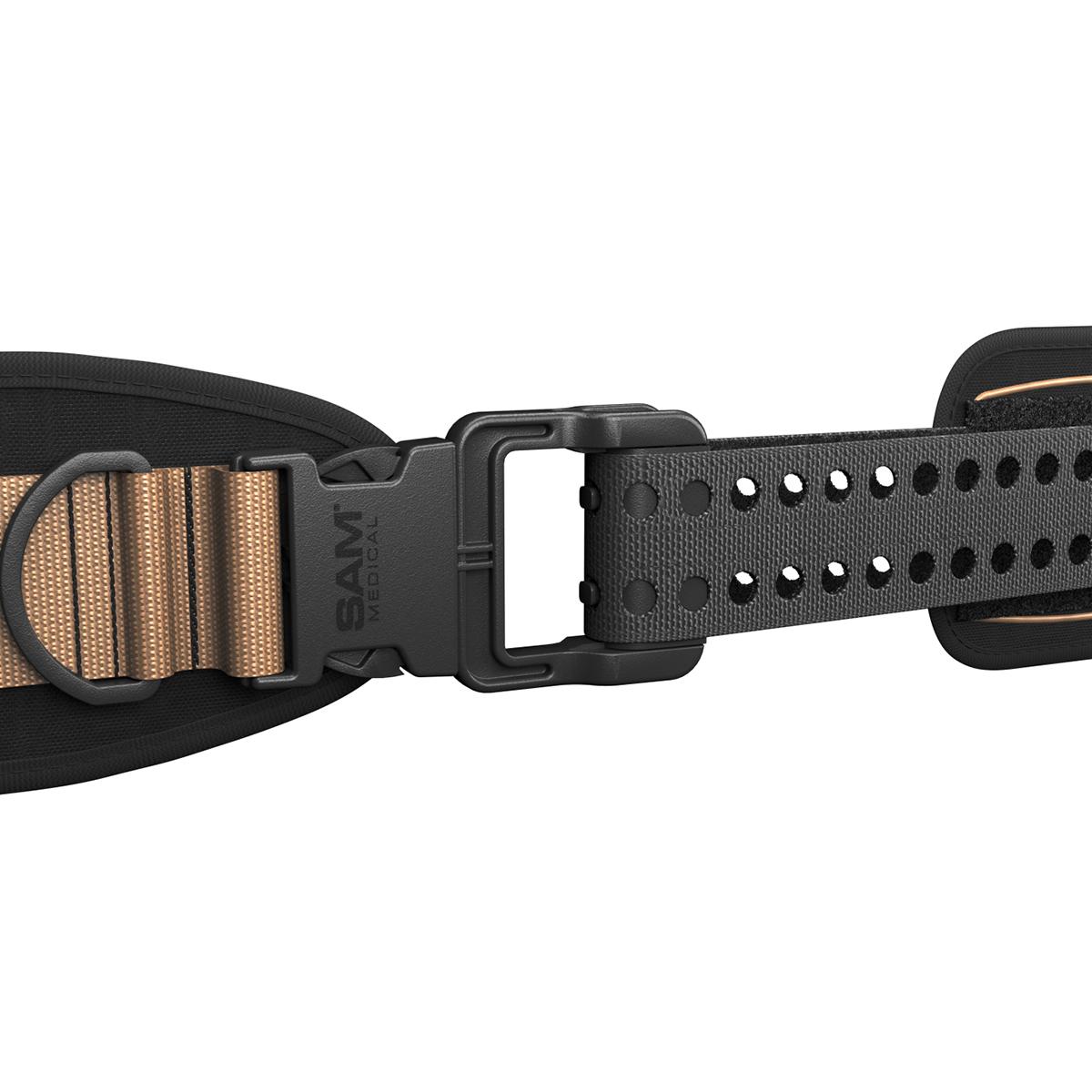 Ein SAM® Junctional Tourniquet liegt mit perforierter Polsterung, schwarzer Schnalle, abnehmbarem Trageriemen und Seitentasche bereit zur Anwendung.