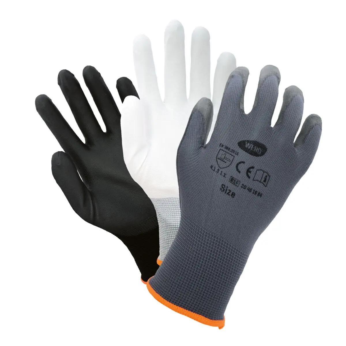 Drei Feinstrickhandschuh WERO Allrounder in Schwarz, Weiß und Grau mit PU-Beschichtung liegen nebeneinander, jeweils leicht gespreizte Finger.