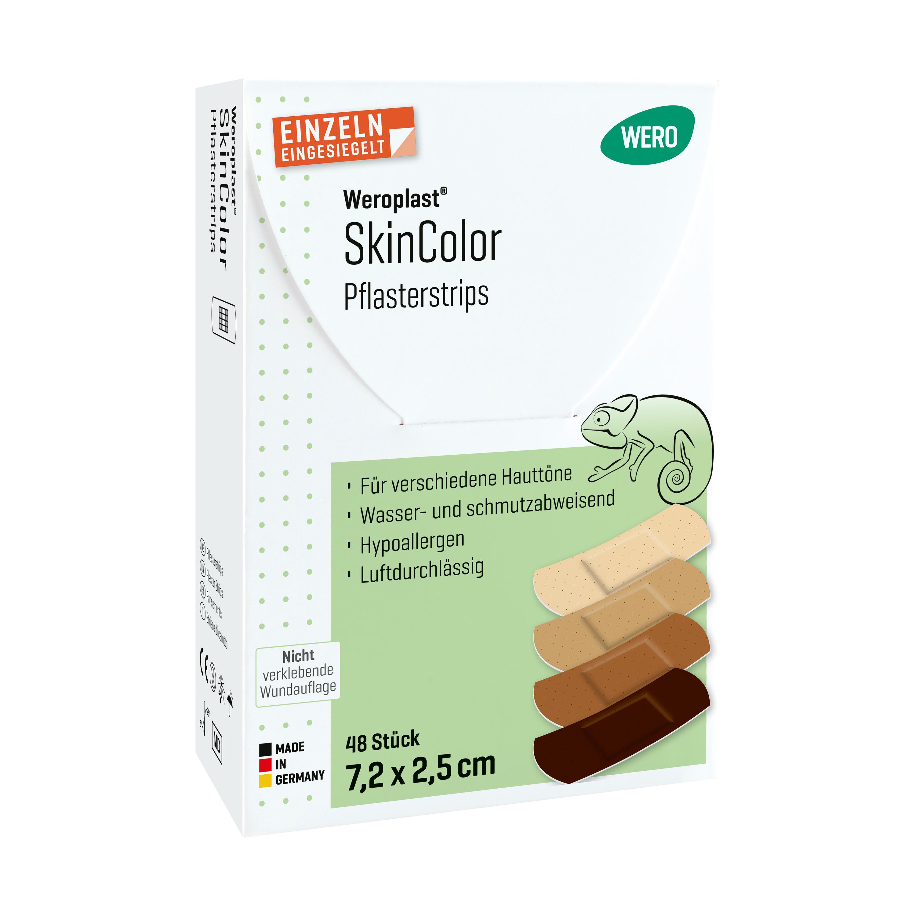 Zwei Hände halten einen runden, braunen Teebeutel und ein weißes, leicht zerknittertes Papier über einer Holzoberfläche.