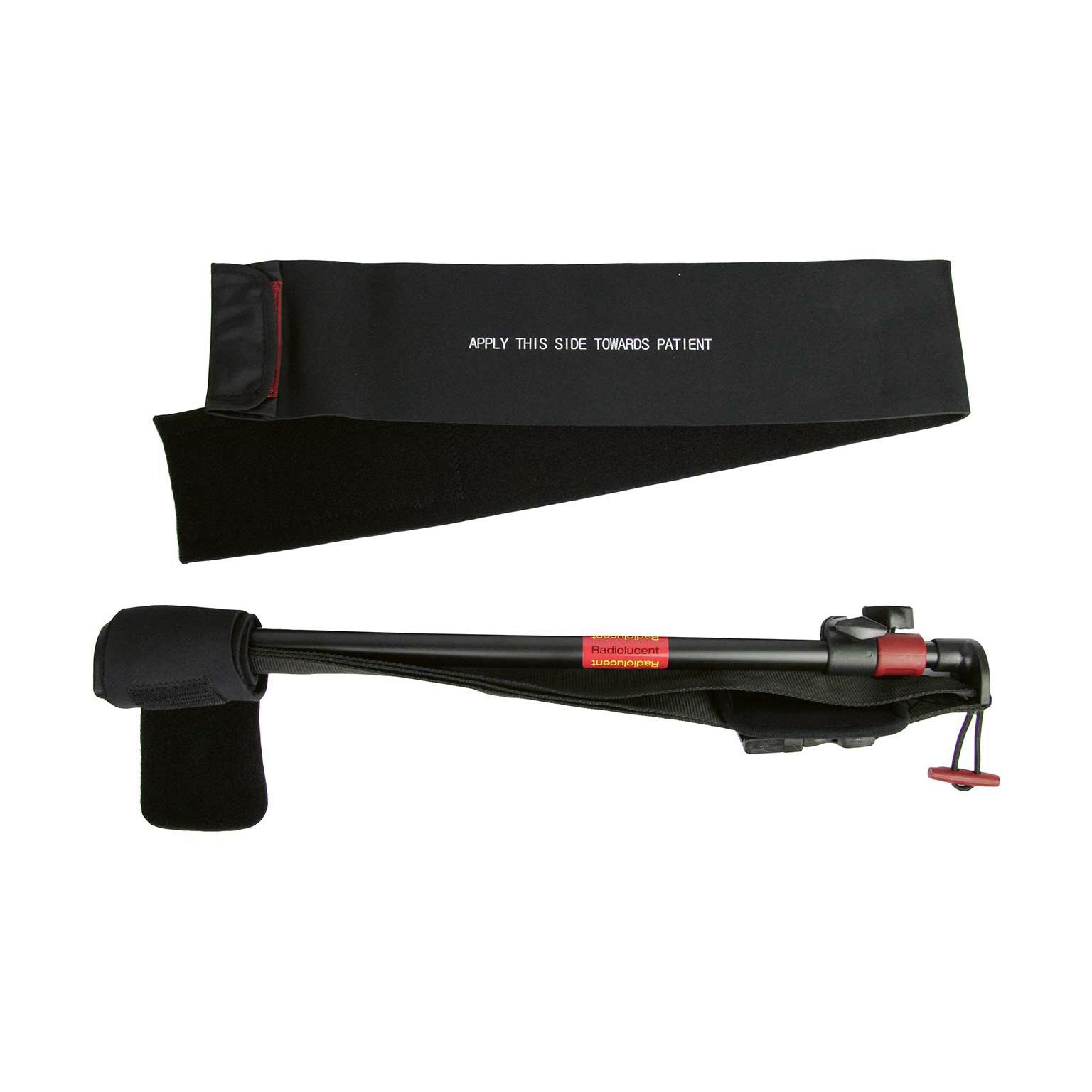 Slishman Traction Splint (STS) mit seitlich sichtbarer, teleskopierbarer Bandagestange, patientenseitigem Hinweistext und befestigtem Beutel mit rotem Reißverschluss.