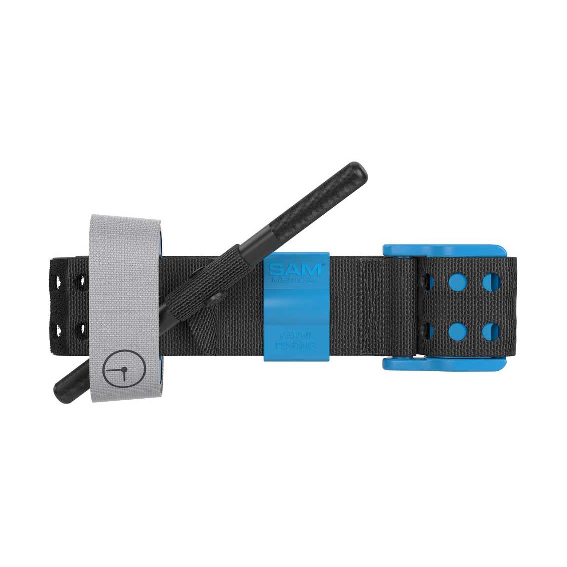 Ein blaues Extremity Tourniquet SAM® XT mit Acetal-Copolymer-Schnalle, langlebigem Nylonpolymer-Band und wetterfestem Zeitarmband.
