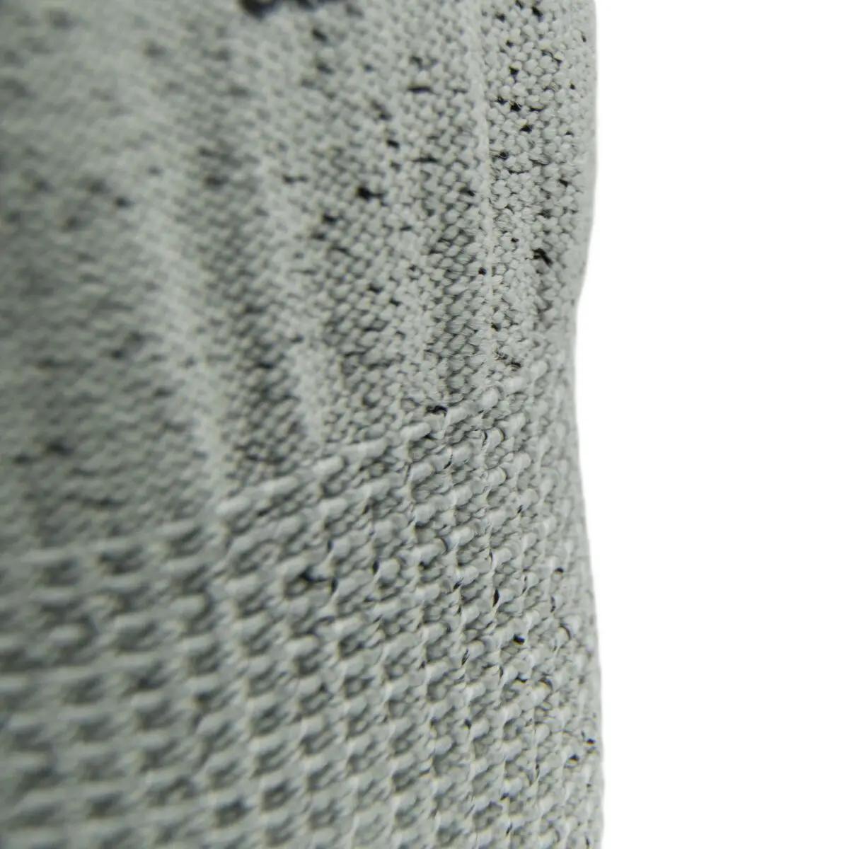 Nahaufnahme des gerippten, hellgrauen Gewebes eines Schnittschutzhandschuh WERO Diamant - CUT B, das besonders leicht ist und guten Schnittschutz bietet.