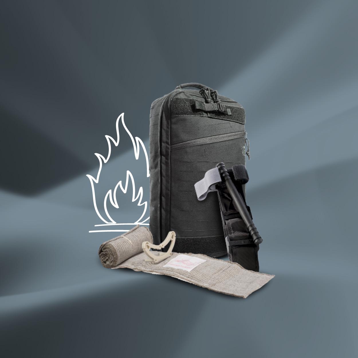 Schwarzer taktischer Rucksack mit mehreren Taschen, beigem Verband und weißem Rettungswerkzeug, daneben Flammensymbol-Zeichnung.