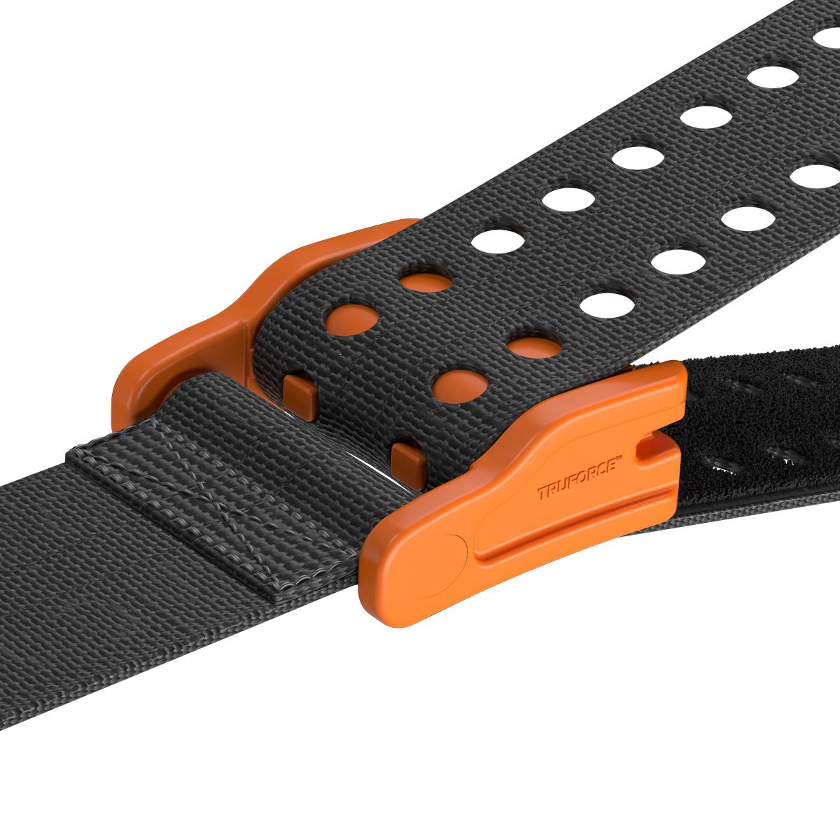 Schwarzer Riemen mit Lochreihe, an orangefarbener TRUFORCE-Schnalle des Extremity Tourniquet SAM® XT befestigt, mit kontrastierendem Griff und Clipmechanismus.