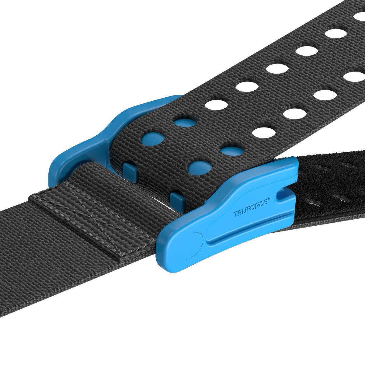Ein Extremity Tourniquet SAM® XT – Blau mit strukturierter schwarzer Bandschlaufe, blauer TRUFORCE-Schnalle und sichtbaren Rundlochperforationen.