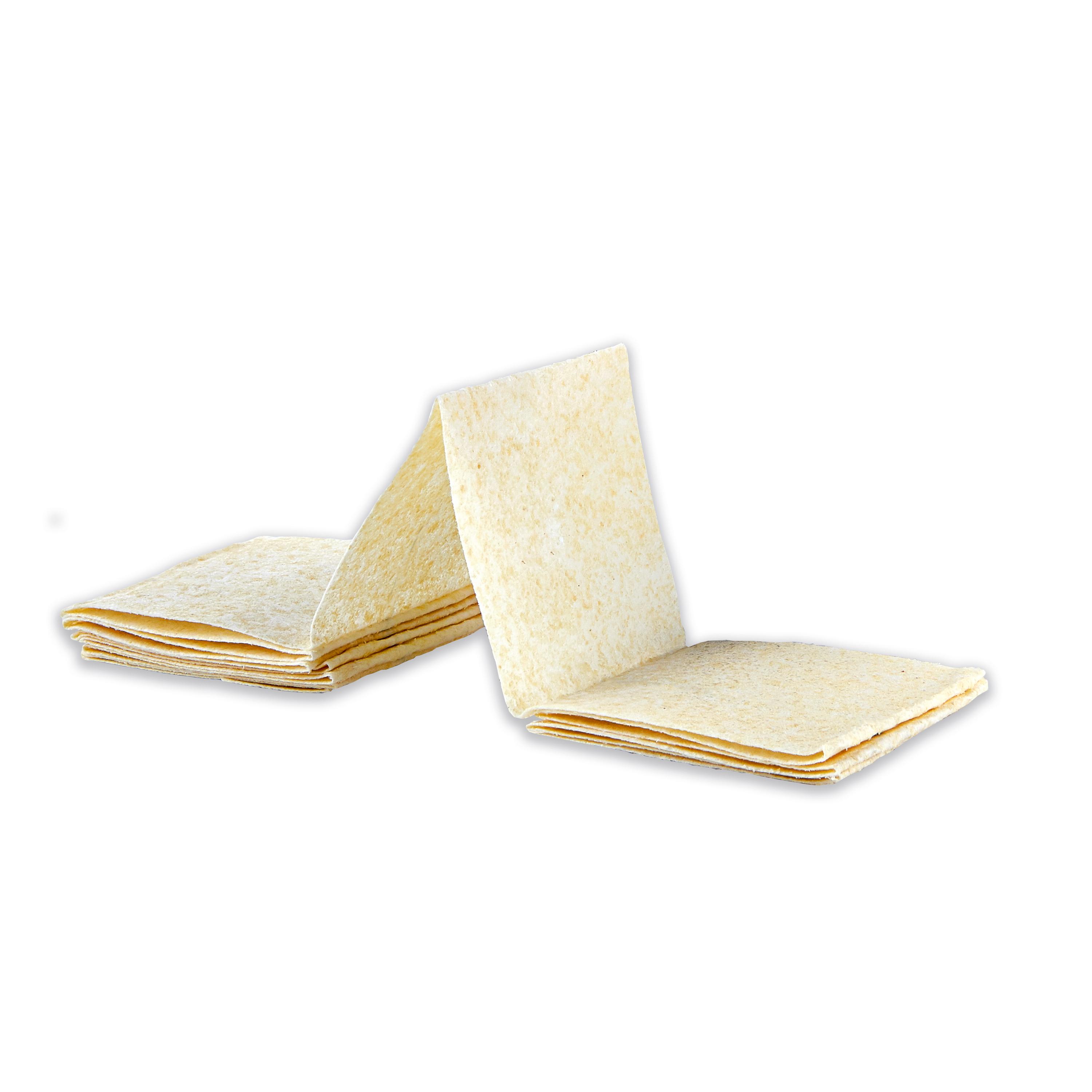 Mehrere leicht überlappende Celox™ Gauze - Hämostatische Gaze Stücke mit cremefarbener, fein texturierter Oberfläche sind gestapelt zu sehen.