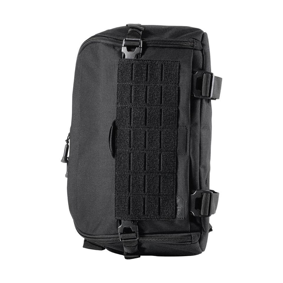 Der 5.11 UCR SLINGPACK ist eine schwarze Notfalltasche mit quer laufendem Sicherheitsgurt, Innenfächern mit Gummizügen und Netztasche.