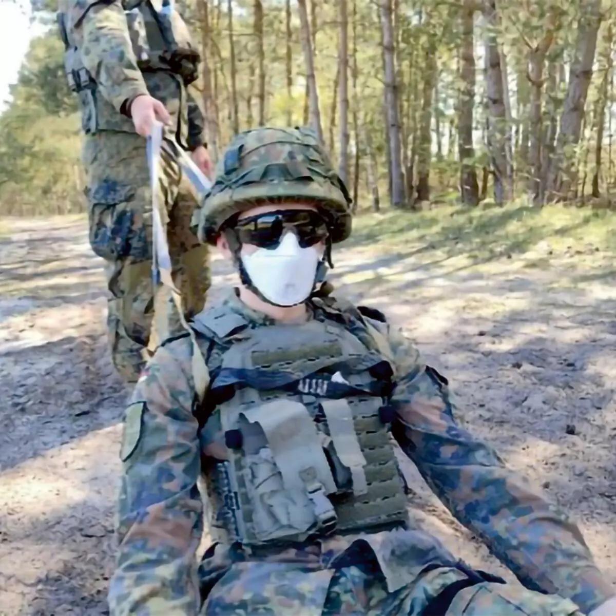 Ein Soldat nutzt die TREMA Rescue Sling (TRS), eine kompakte, leichte Rettungsschlinge mit fünf vernähten Schlaufen, im Außeneinsatz.