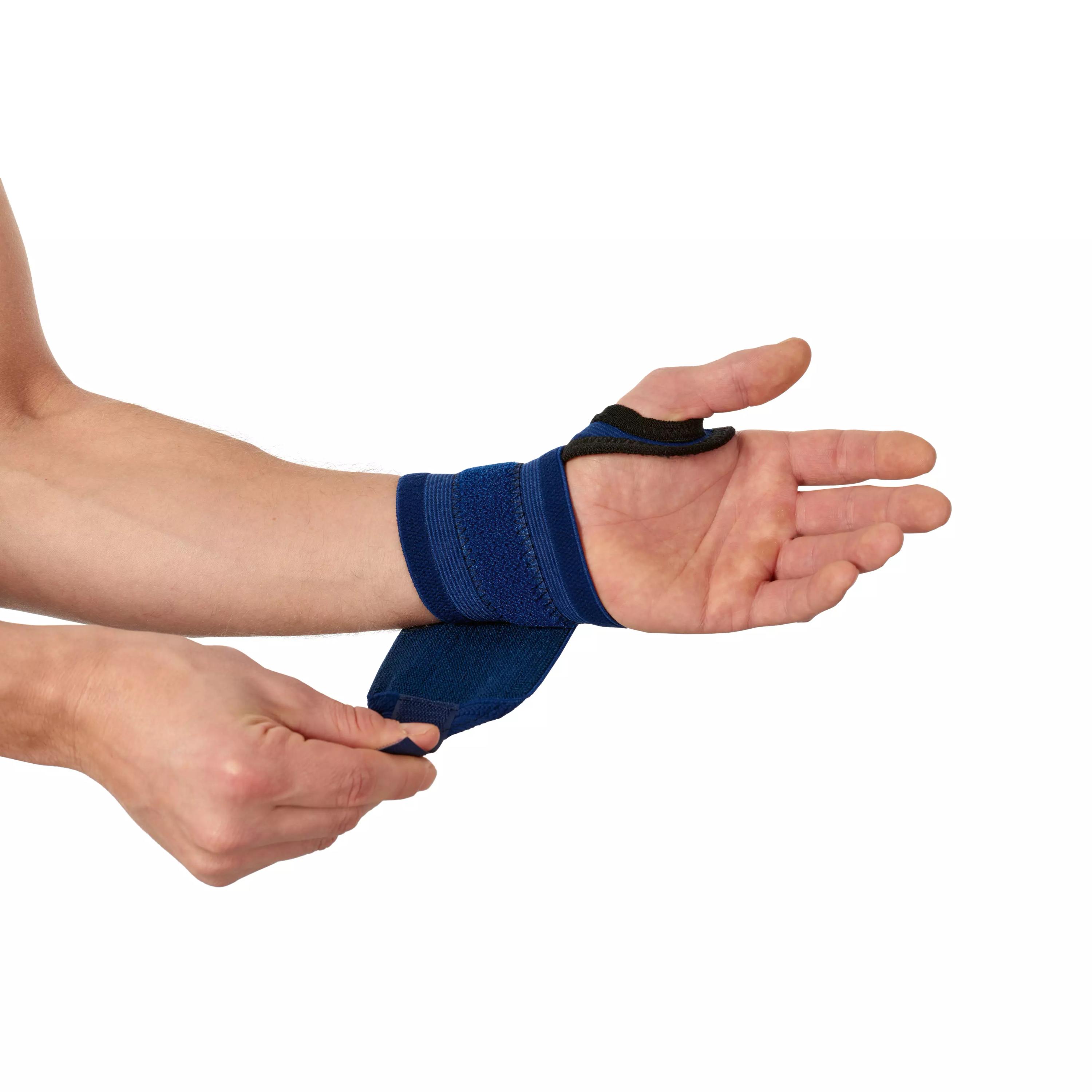 Zwei Hände ziehen eine Handgelenkbandage WERO Sanit® Supra mit Daumenschlaufe aus elastischem Baumwollmischgewebe über das Handgelenk.