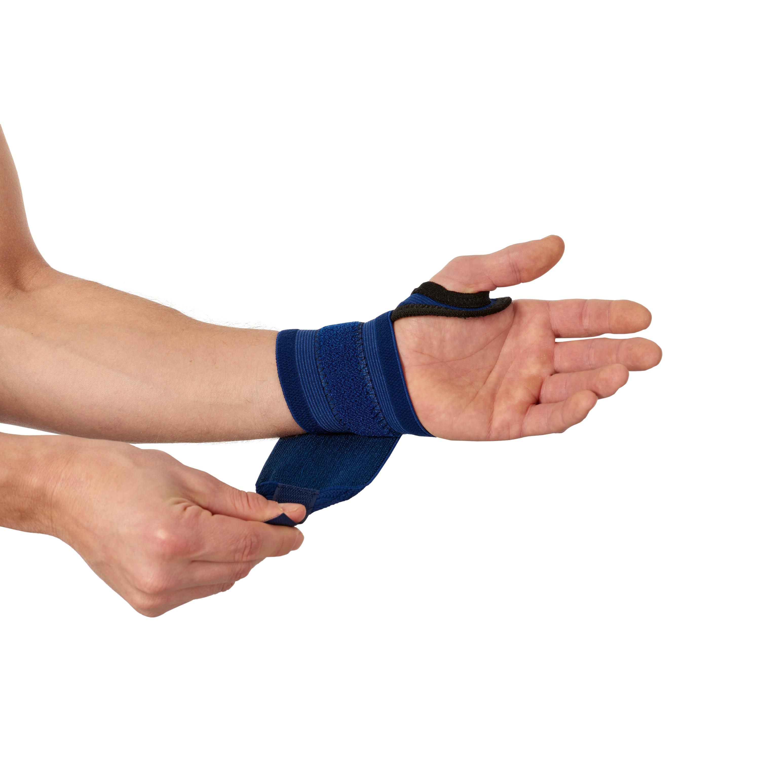 Zwei Hände ziehen eine Handgelenkbandage WERO Sanit® Supra mit Daumenschlaufe aus elastischem Baumwollmischgewebe über das Handgelenk.