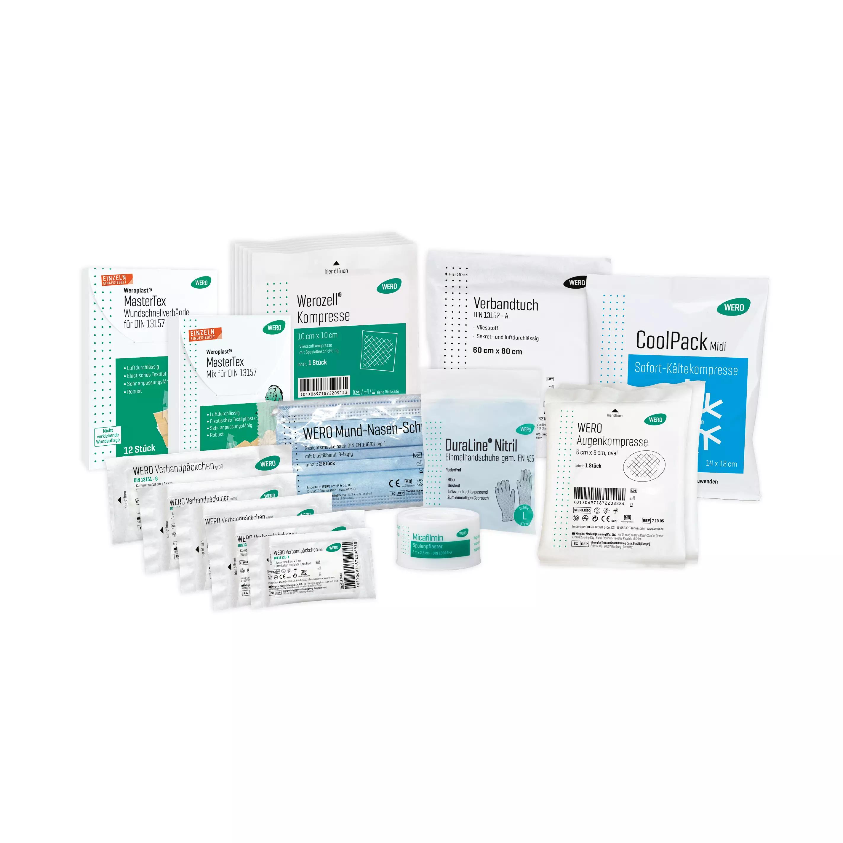 Mehrere WERO Austausch-Sets DIN 13157 mit unterschiedlichen, steril verpackten Verbandstoffen und Pflastern liegen sortiert nebeneinander.