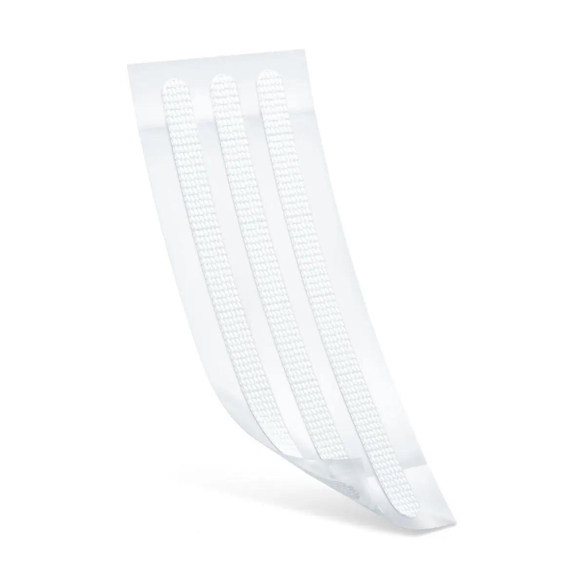 Ein Leukoplast® Wundnahtstreifen - Größe M mit leicht gekräuselter Oberfläche, strukturierter Textur und drei sichtbaren Längsrillen liegt leicht gebogen aus.