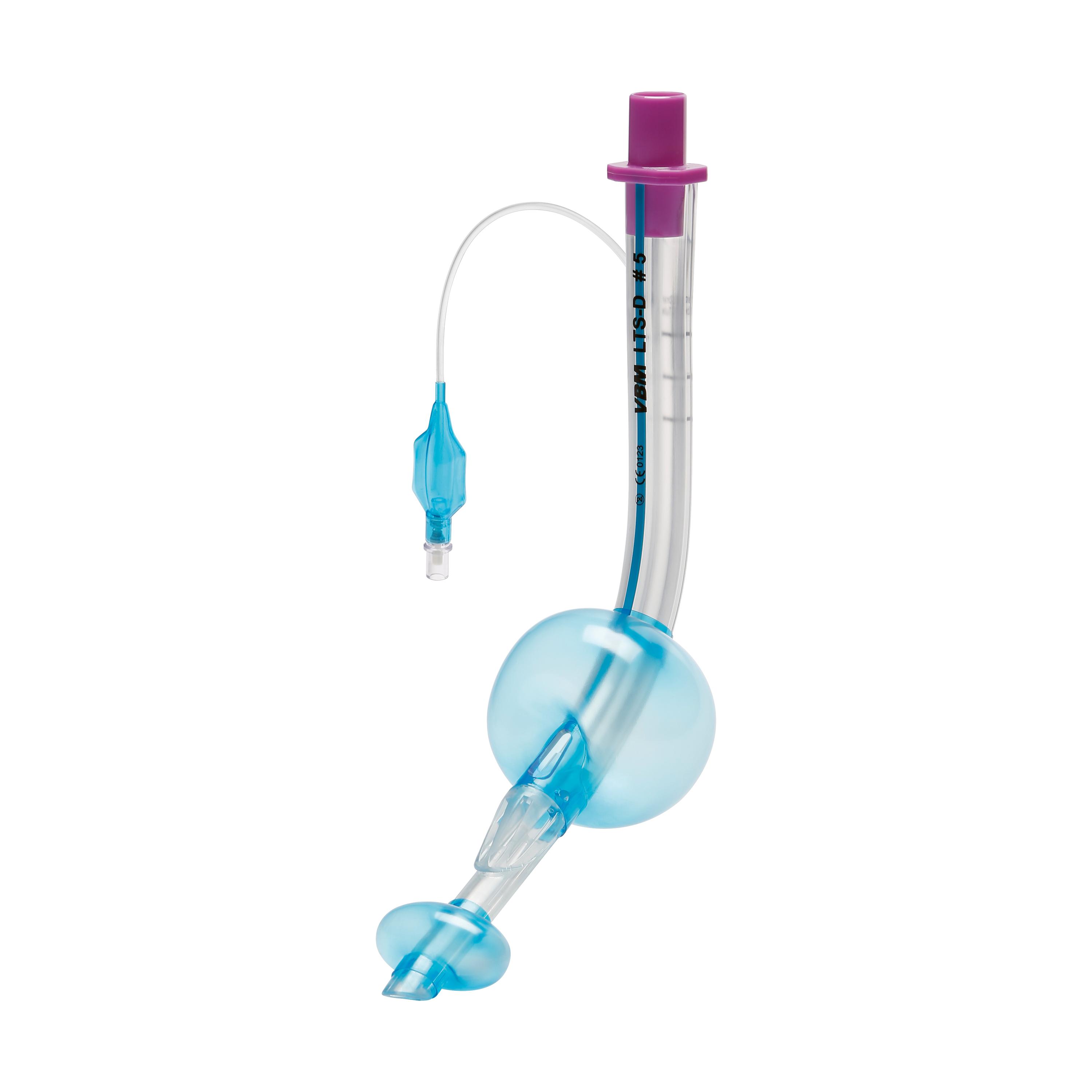 Durchsichtiger Schlauch mit pinkem Deckel und blauer Pumpe, verwendet als Nasenkanüle zur Sauerstoffzufuhr.