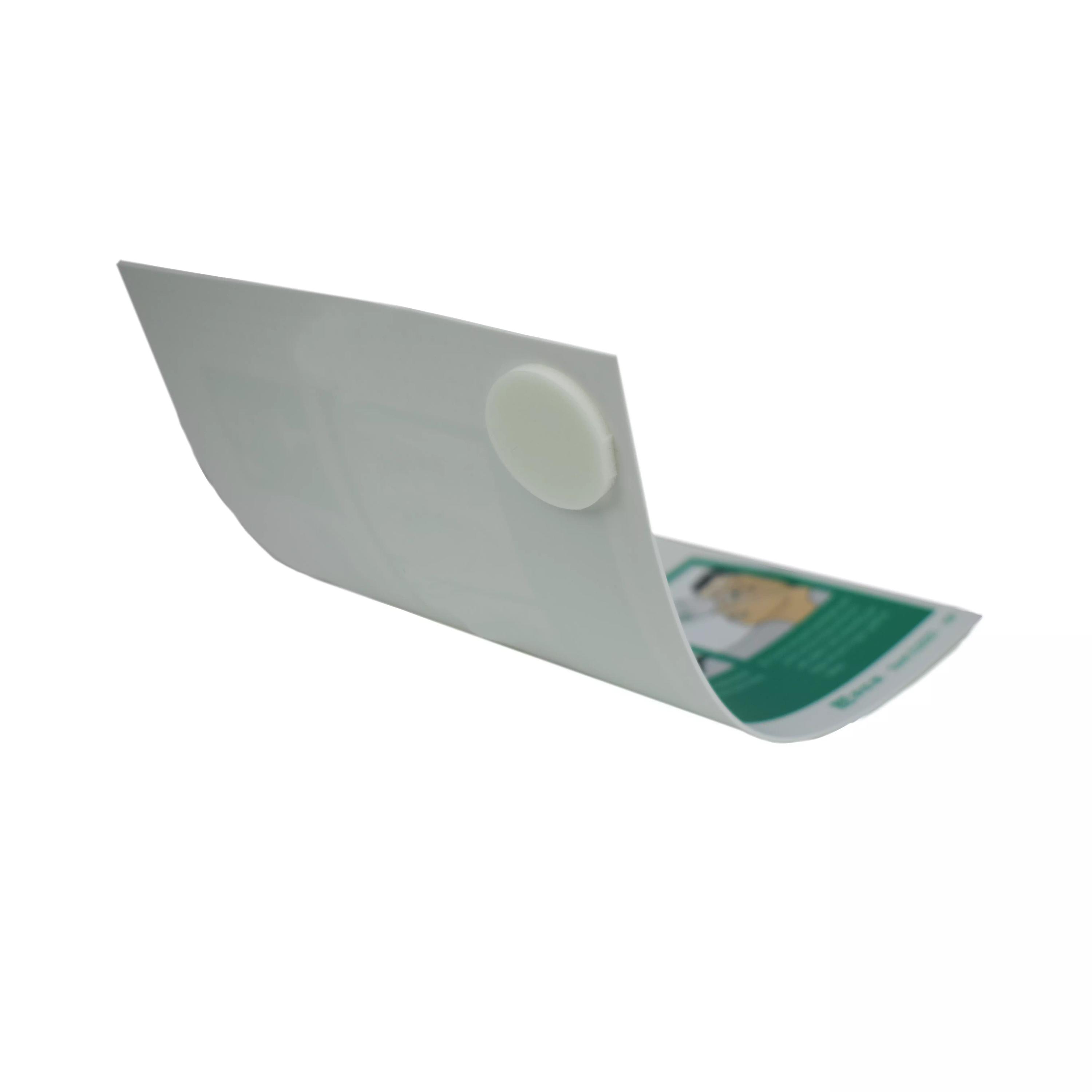 Ein gefaltetes Blatt zeigt einen Klebepunkt aus dem Set Klebepunkte, 12 Stk, auf der Ecke zur zuverlässigen Befestigung angebracht.