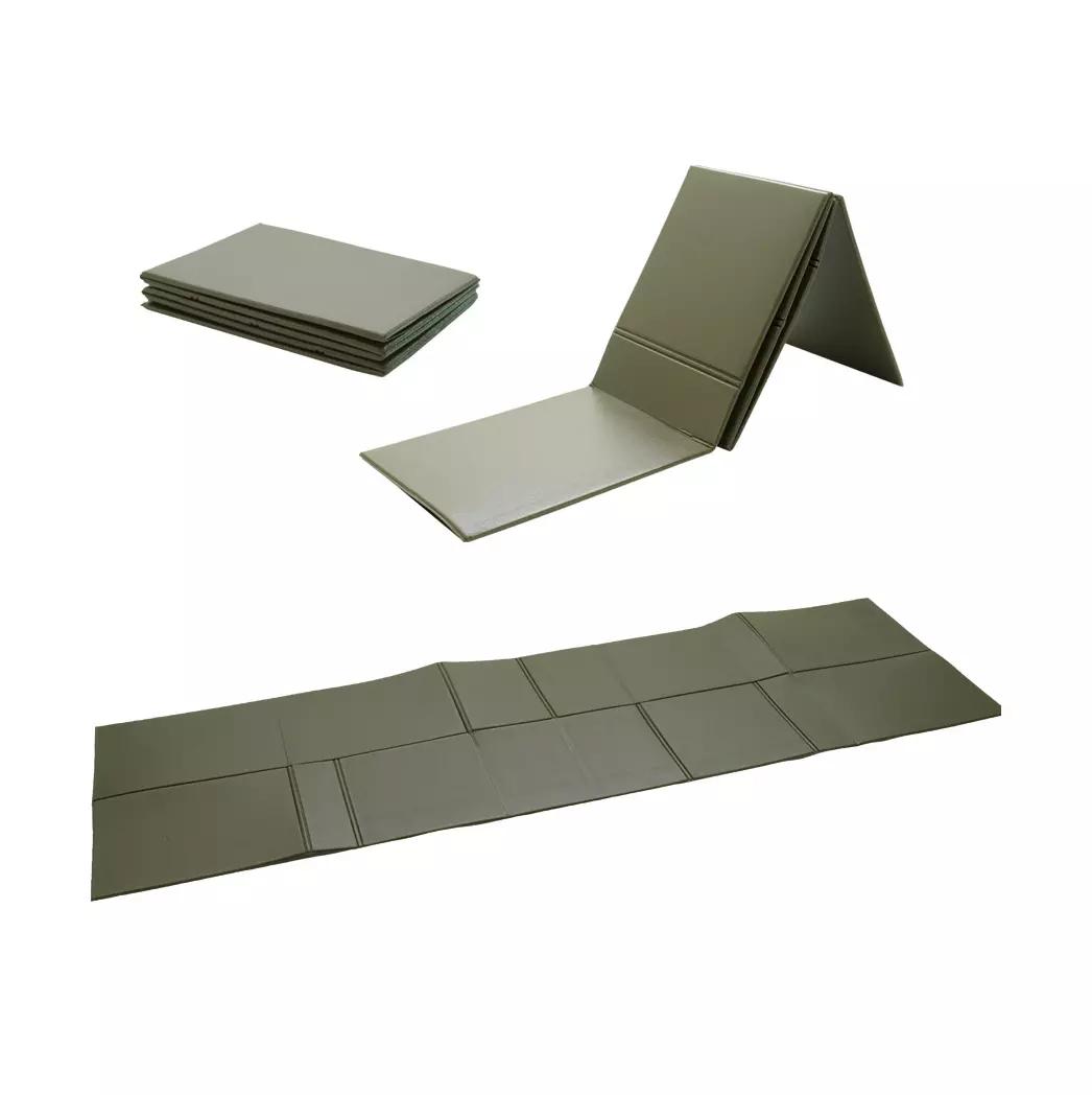 Fünf gefaltete Mil-Tec® Isomatte liegen nebeneinander; die dunkelgrünen, rechteckigen Matten sind flexibel und sorgfältig angeordnet.