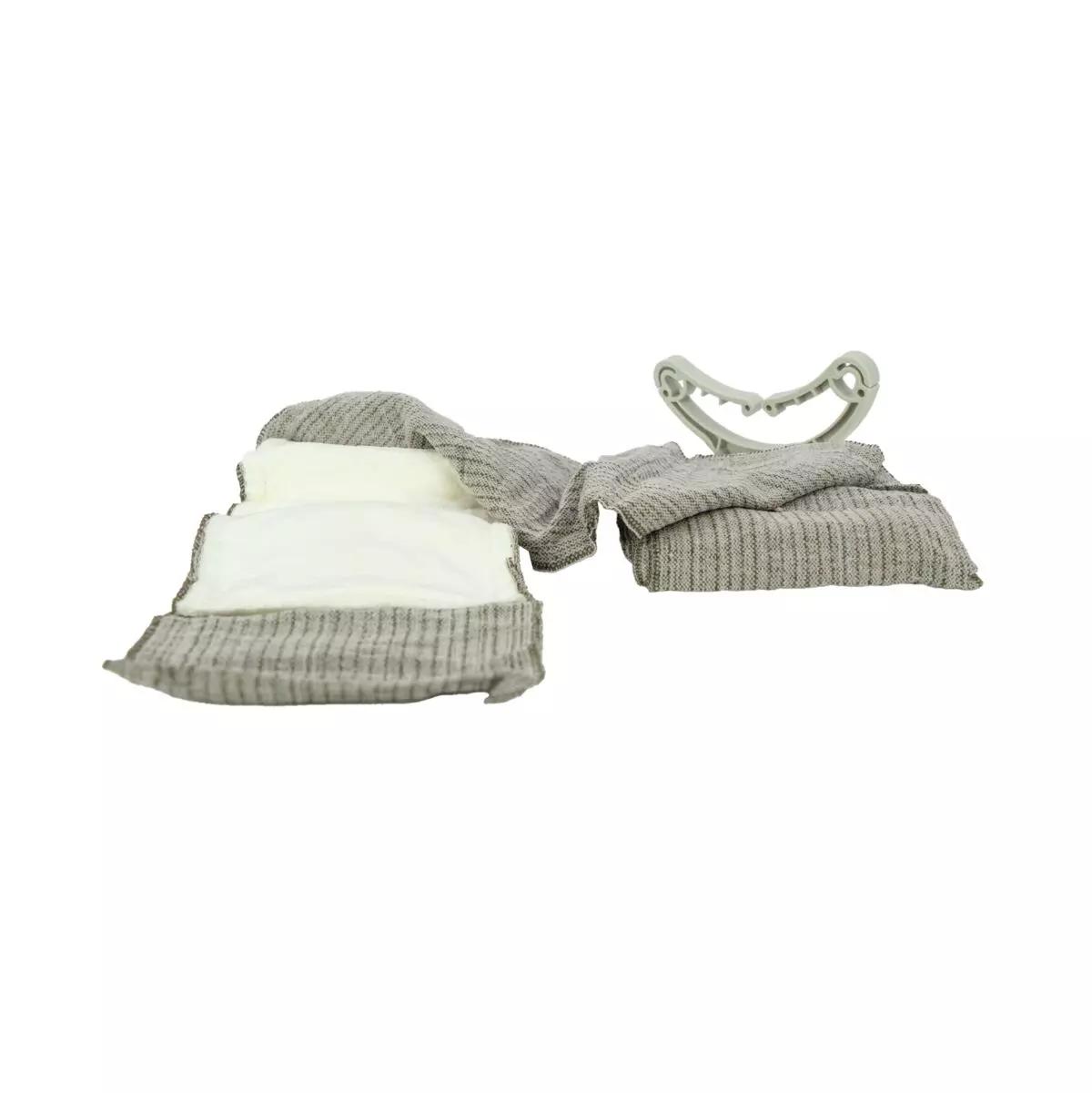 Graue, 10 cm breite Die Emergency Bandage®, das ORIGINAL mit weißem Druckapplikator und flauschiger, saugfähiger Wundauflage im ausgelegten Zustand.